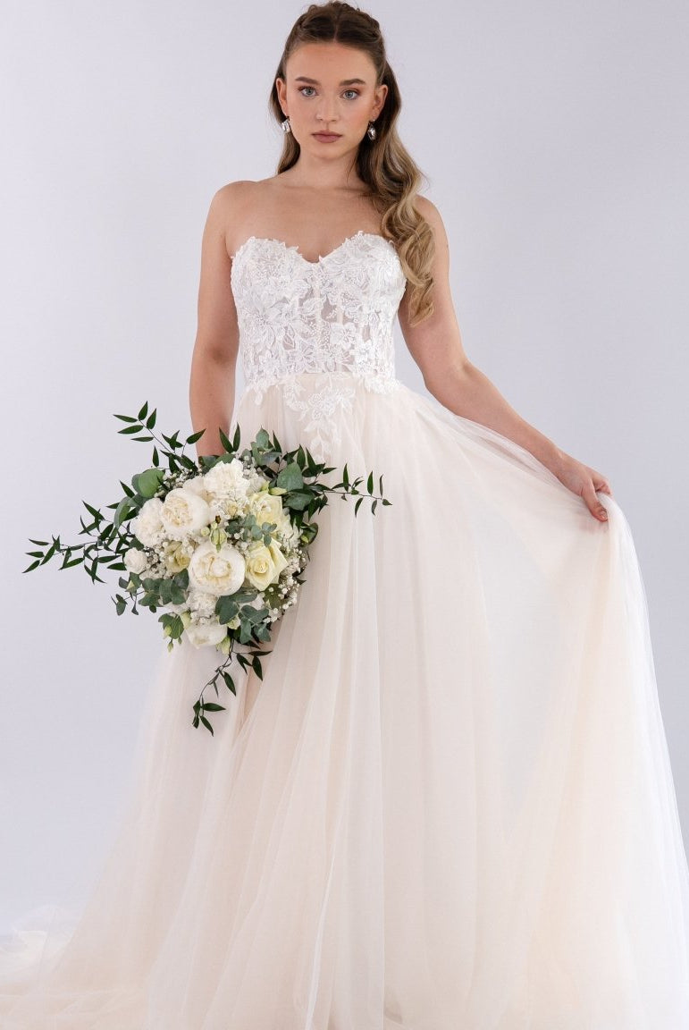 Hochzeitskleider - bridalicious Bridal Shops Bremen und Wiesbaden- Die neuesten Brautmoden Styles. Herzklopfen zum kleinen Preis!