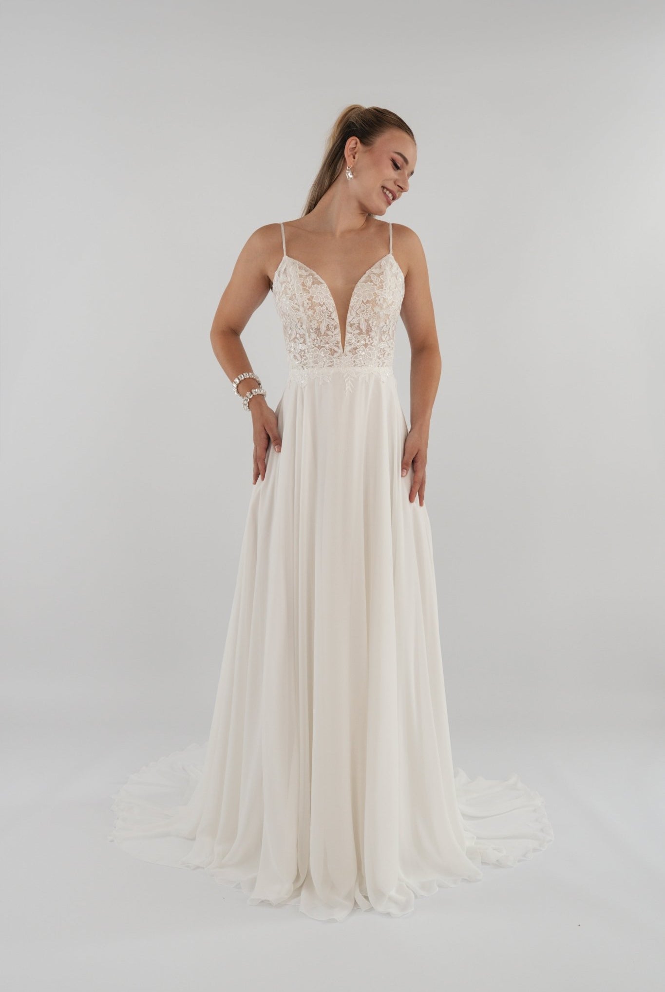 li - 1BE - 013 - bridalicious Brautkleider Hochzeitskleider Brautmoden Bremen Wiesbaden
