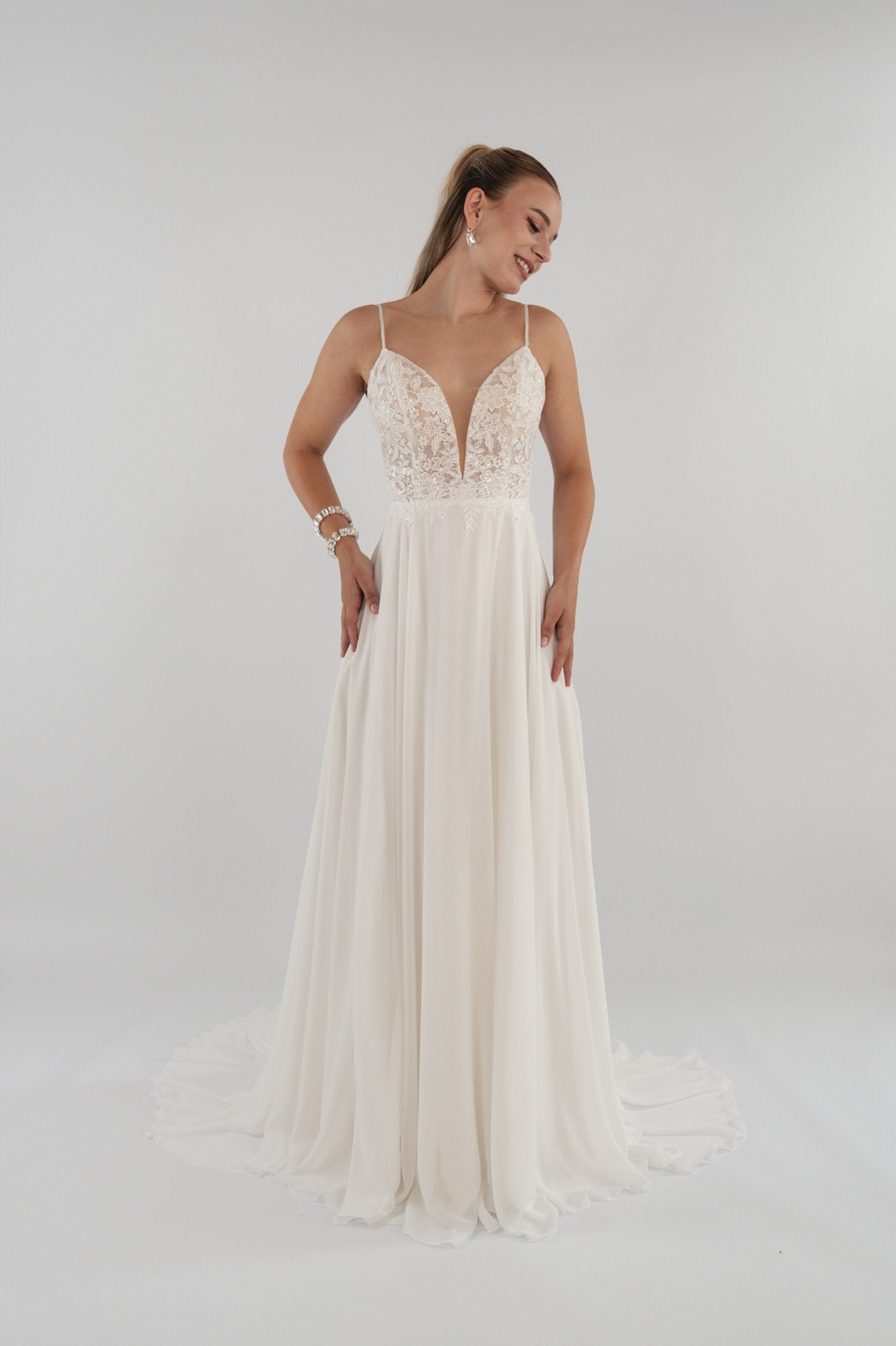 li - 1BE - 013 - bridalicious Brautkleider Hochzeitskleider Brautmoden Bremen Wiesbaden