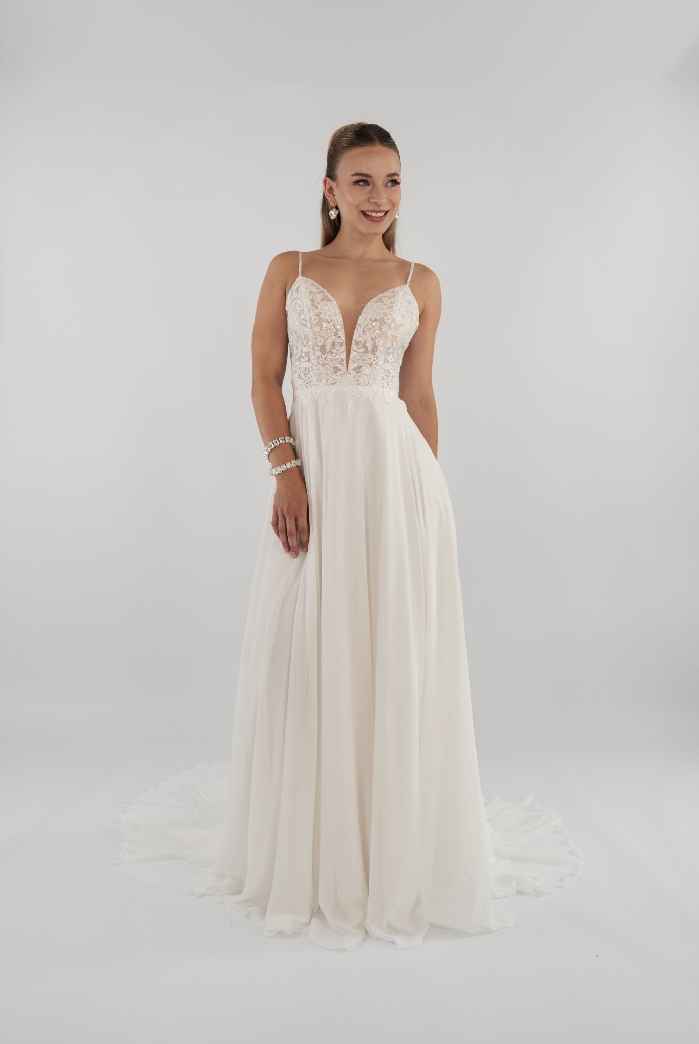 li - 1BE - 013 - bridalicious Brautkleider Hochzeitskleider Brautmoden Bremen Wiesbaden