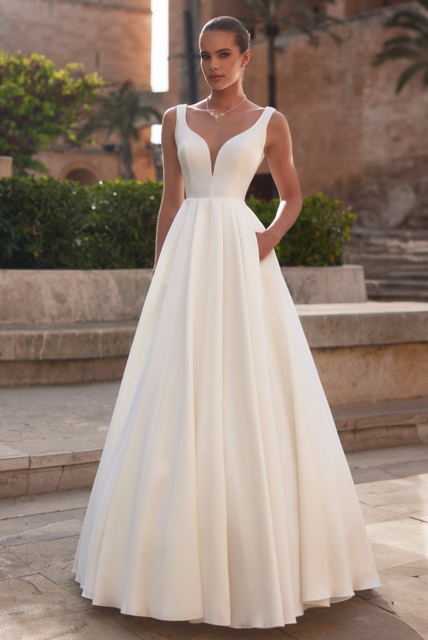 li - 1BE - 021 - bridalicious Brautkleider Hochzeitskleider Brautmoden Bremen Wiesbaden