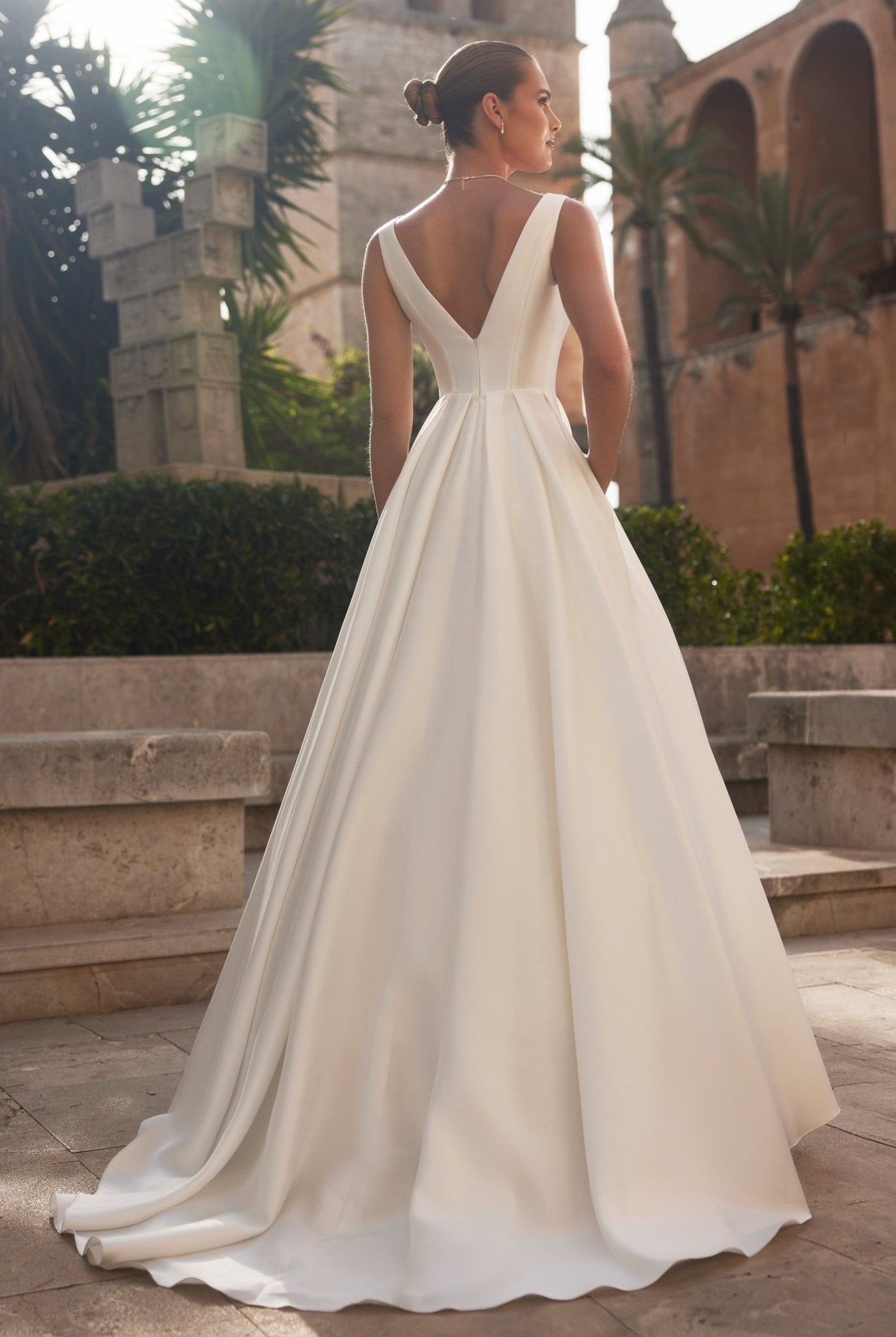 li - 1BE - 021 - bridalicious Brautkleider Hochzeitskleider Brautmoden Bremen Wiesbaden
