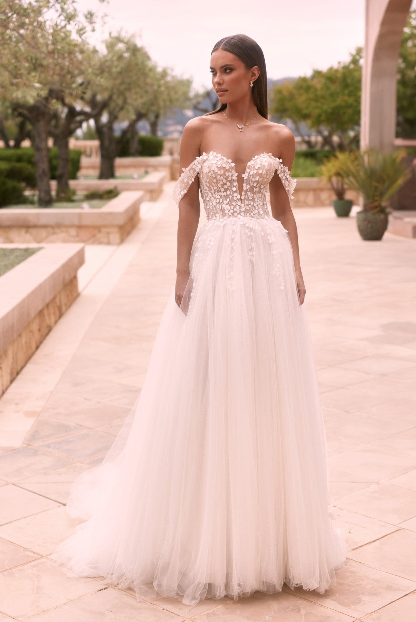li - 1BE - 037 - bridalicious Brautkleider Hochzeitskleider Brautmoden Bremen Wiesbaden