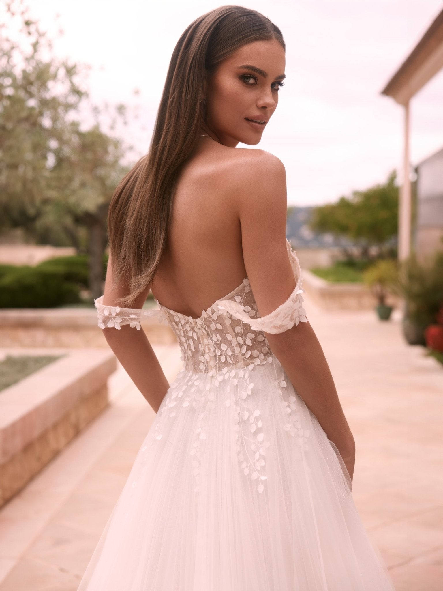 li - 1BE - 037 - bridalicious Brautkleider Hochzeitskleider Brautmoden Bremen Wiesbaden