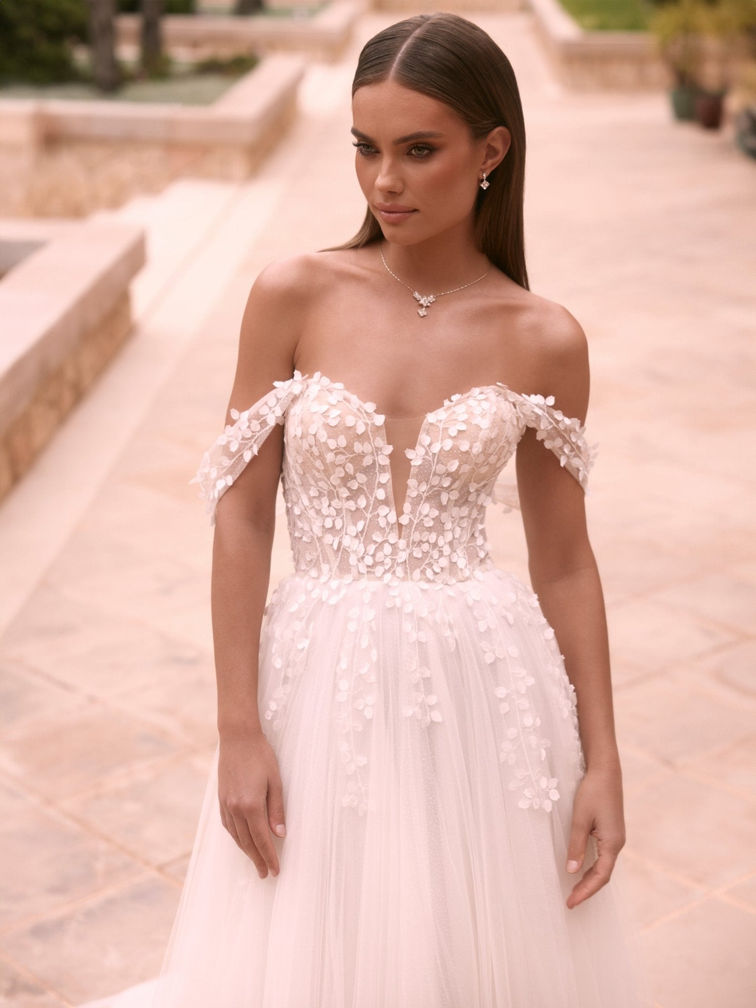 li - 1BE - 037 - bridalicious Brautkleider Hochzeitskleider Brautmoden Bremen Wiesbaden