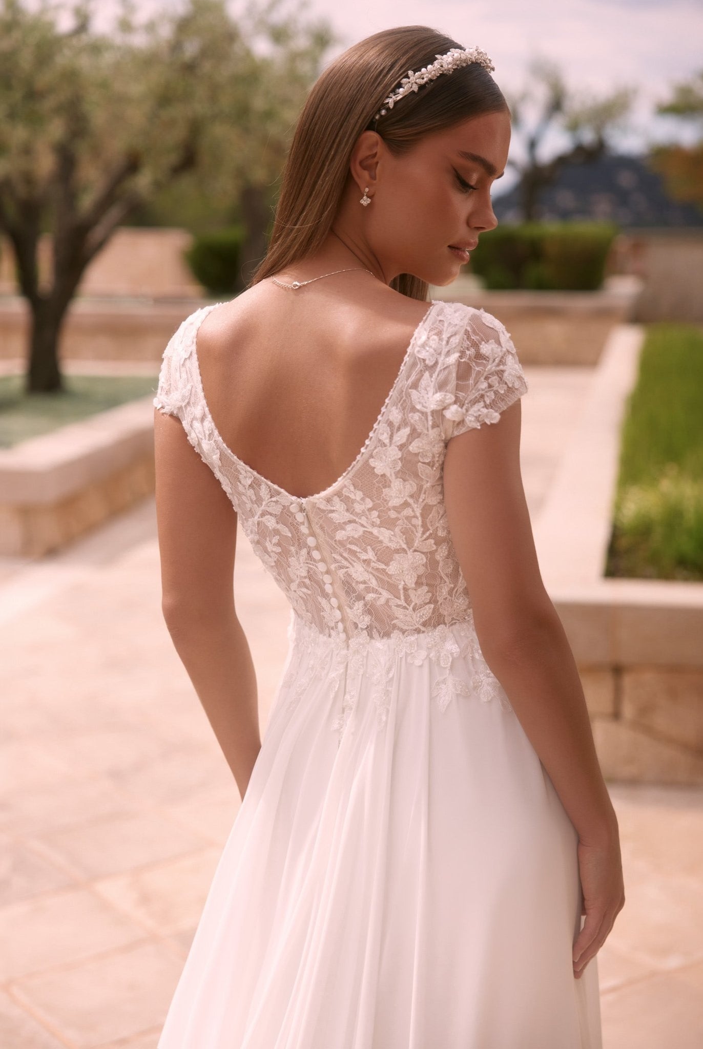 li - 1BE - 056 - bridalicious Brautkleider Hochzeitskleider Brautmoden Bremen Wiesbaden