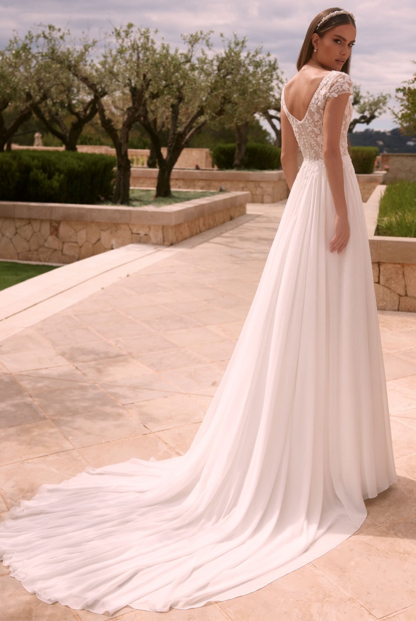 li - 1BE - 056 - bridalicious Brautkleider Hochzeitskleider Brautmoden Bremen Wiesbaden