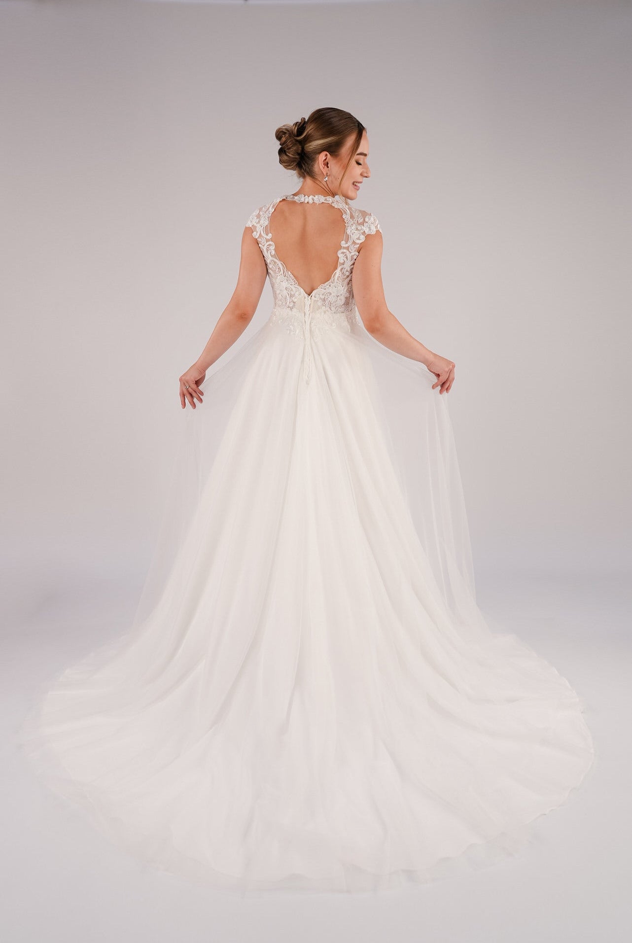 li - 2RE - 007(LU) - bridalicious Brautkleider Hochzeitskleider Brautmoden Bremen Wiesbaden