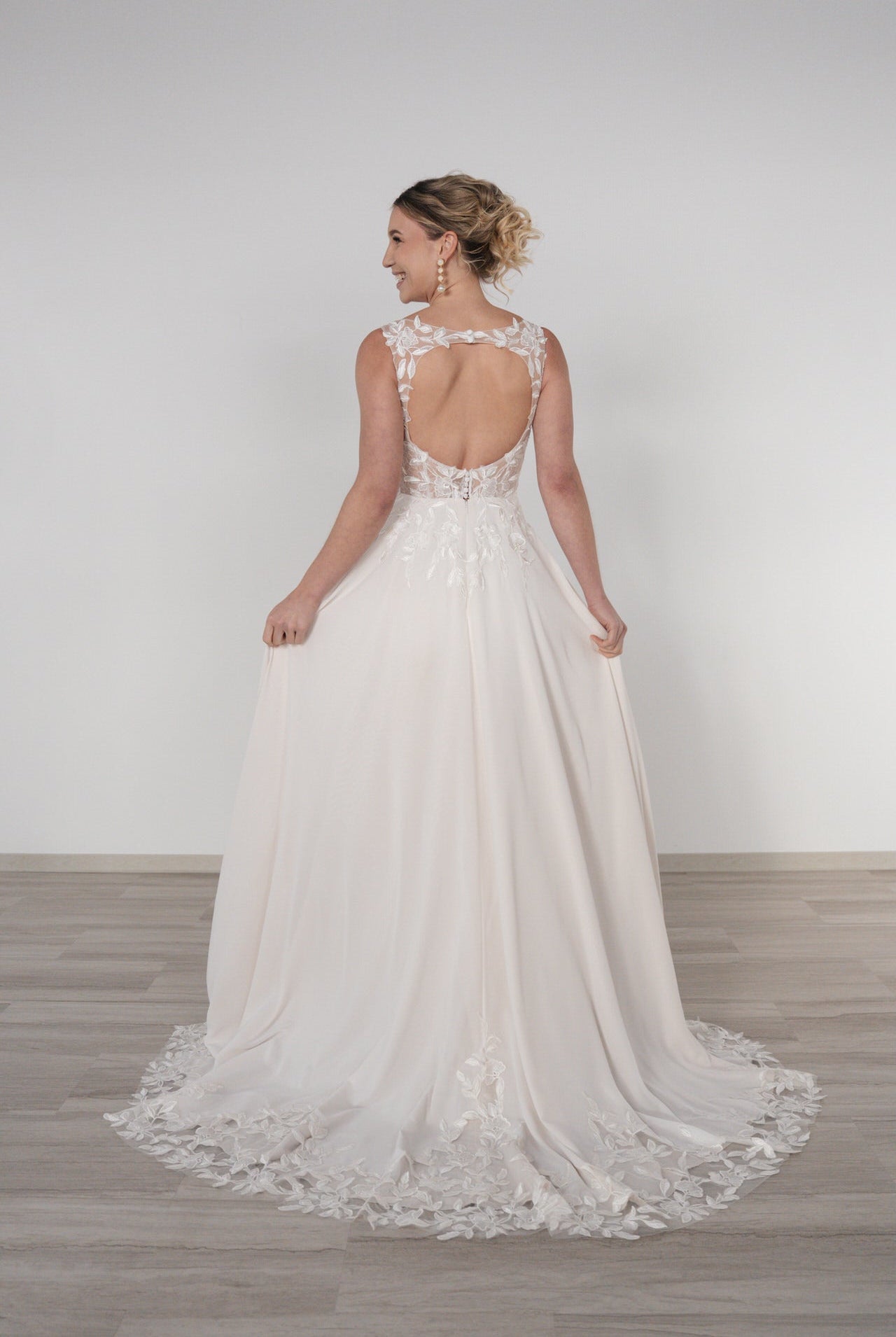 li - 2RE - 015 - bridalicious Brautkleider Hochzeitskleider Brautmoden Bremen Wiesbaden