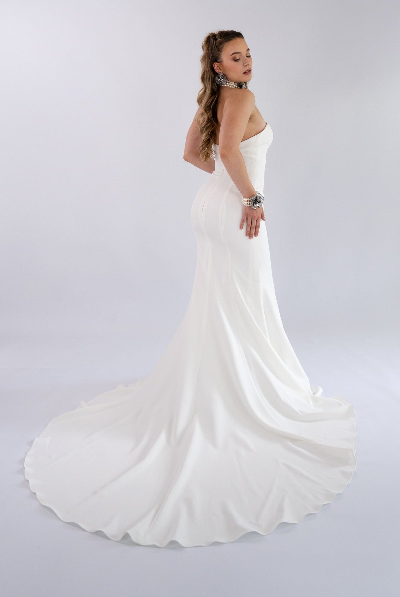 li - 4E - 001 - bridalicious Brautkleider Hochzeitskleider Brautmoden Bremen Wiesbaden