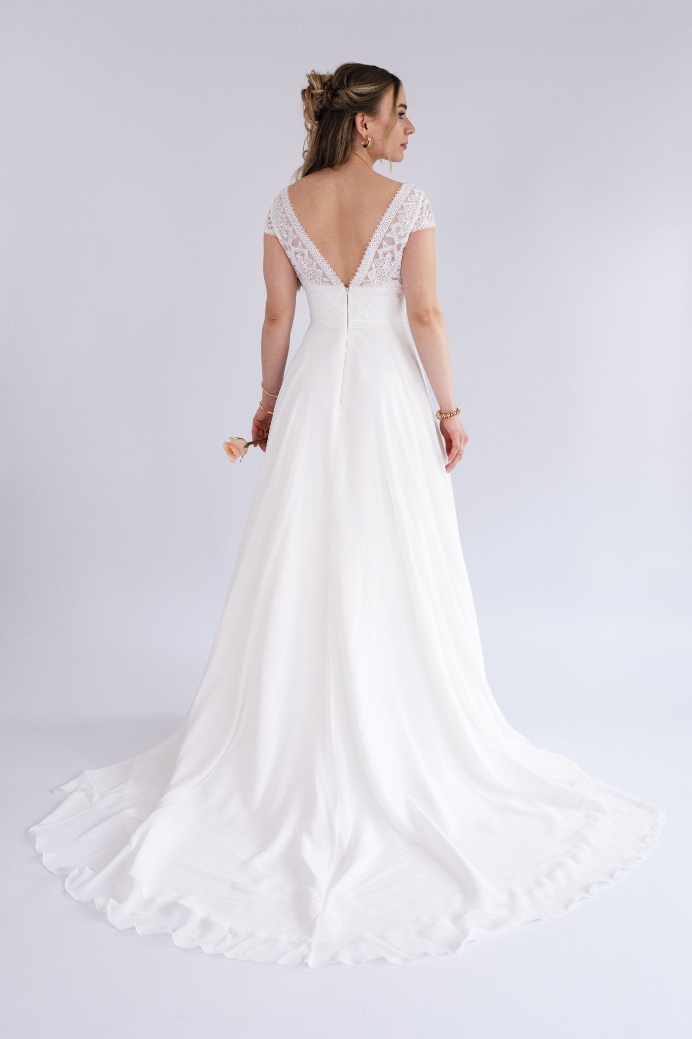 li - 1BE - 003 - bridalicious Brautkleider Hochzeitskleider Brautmoden Bremen Wiesbaden
