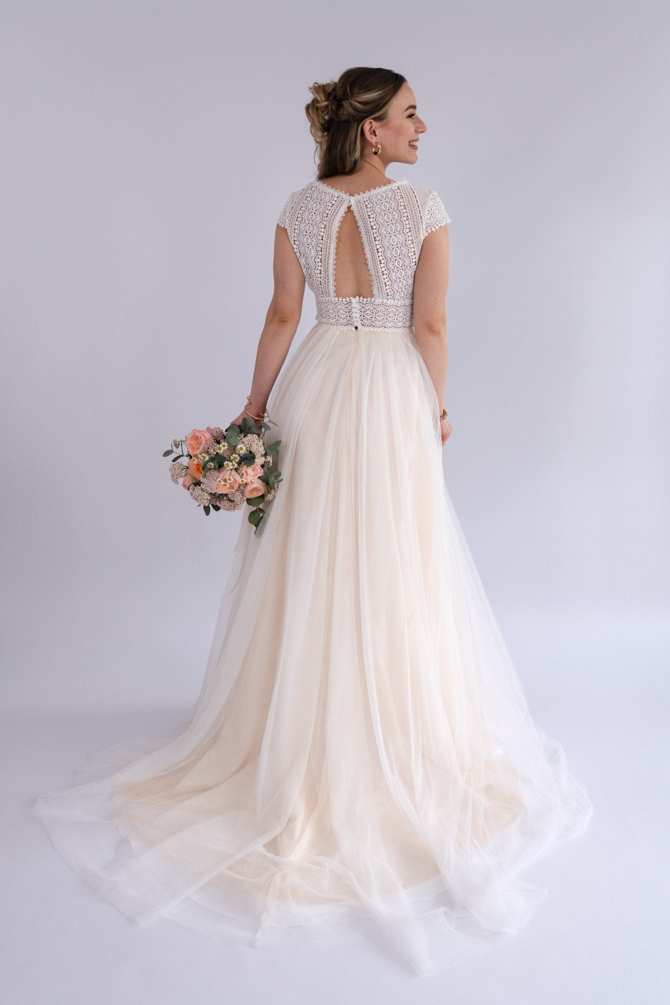 li - 1BE - 007 - bridalicious Brautkleider Hochzeitskleider Brautmoden Bremen Wiesbaden