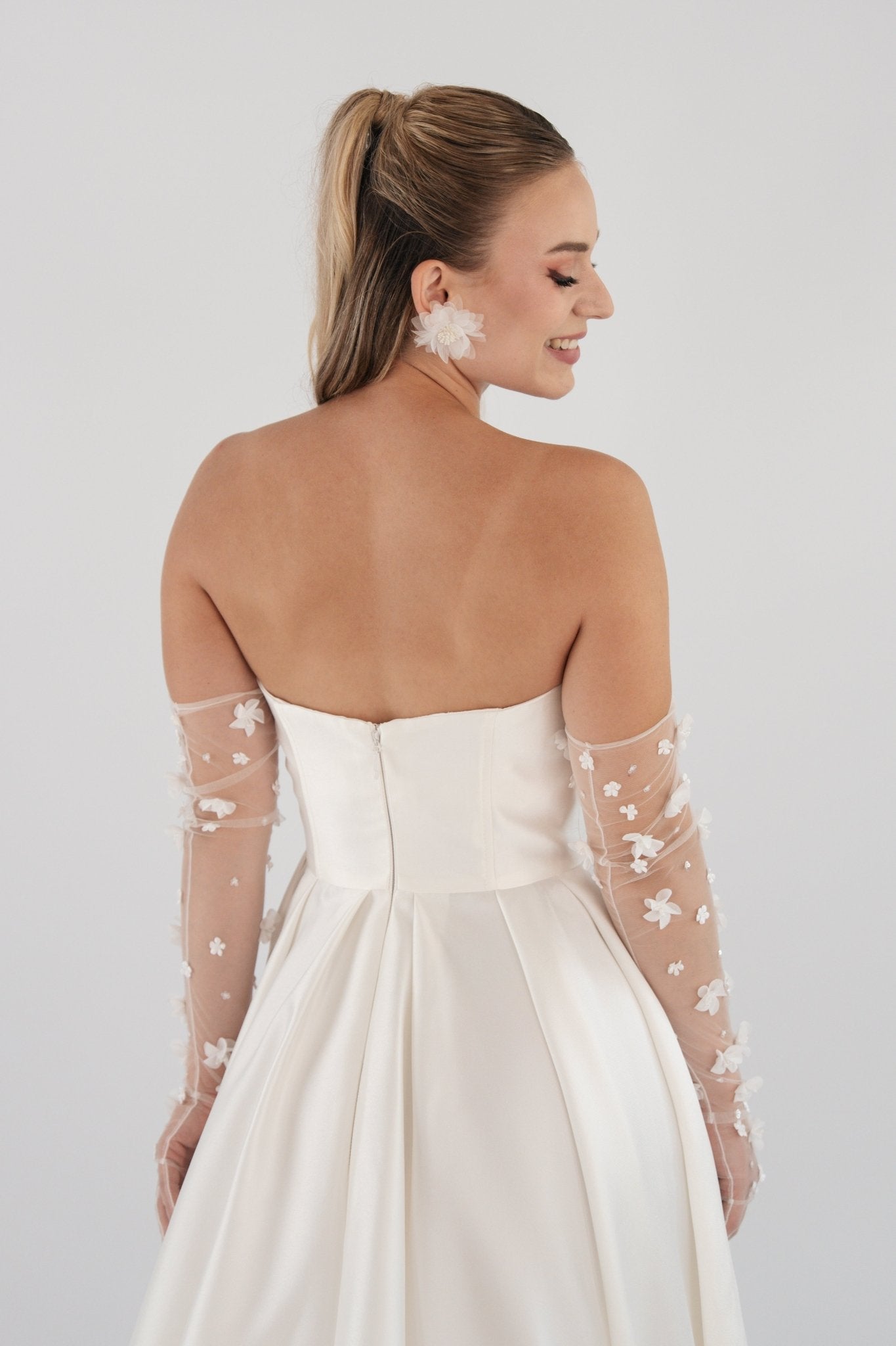 li - 1BE - 009 - bridalicious Brautkleider Hochzeitskleider Brautmoden Bremen Wiesbaden