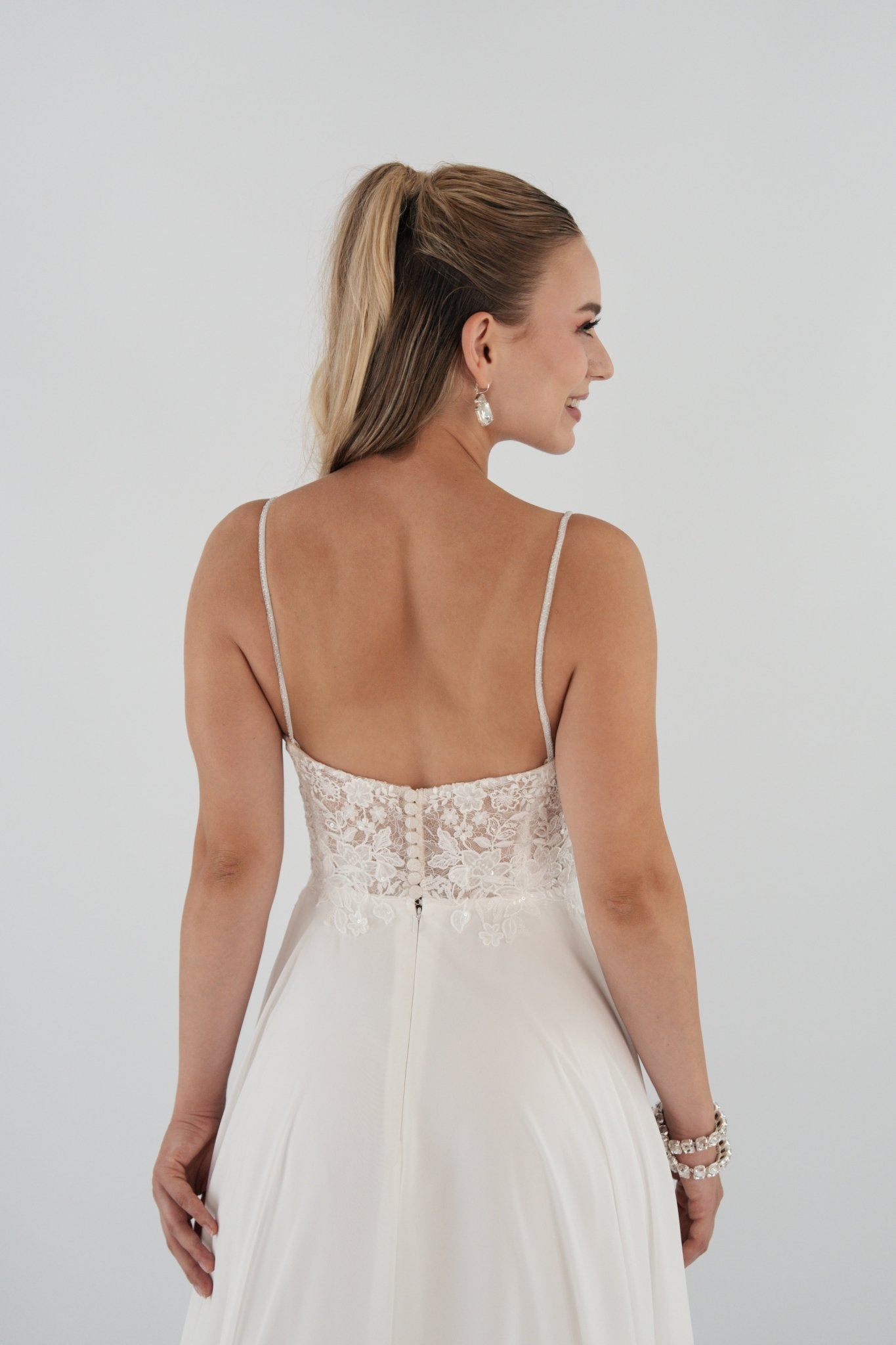 li - 1BE - 013 - bridalicious Brautkleider Hochzeitskleider Brautmoden Bremen Wiesbaden