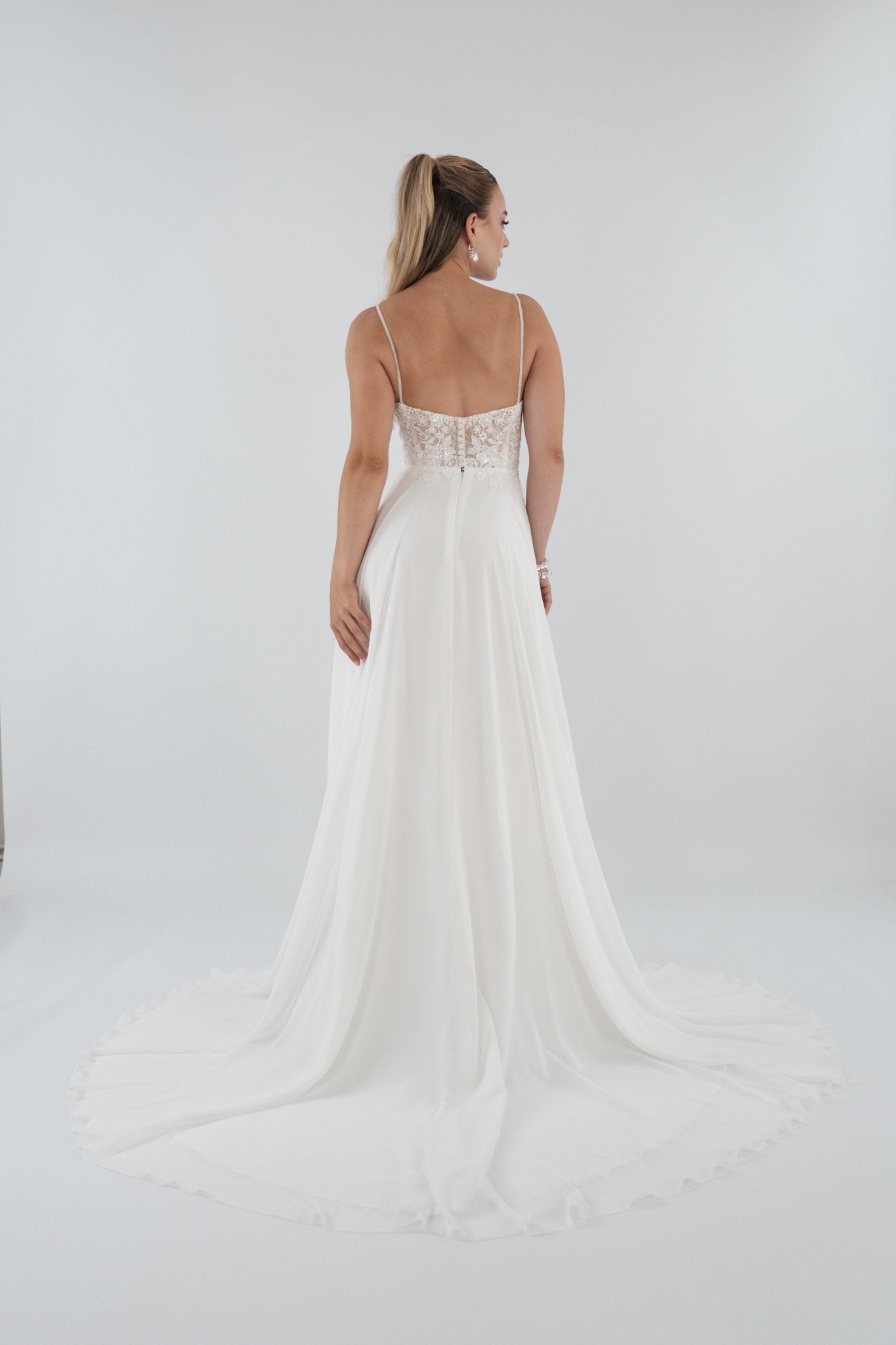 li - 1BE - 013 - bridalicious Brautkleider Hochzeitskleider Brautmoden Bremen Wiesbaden