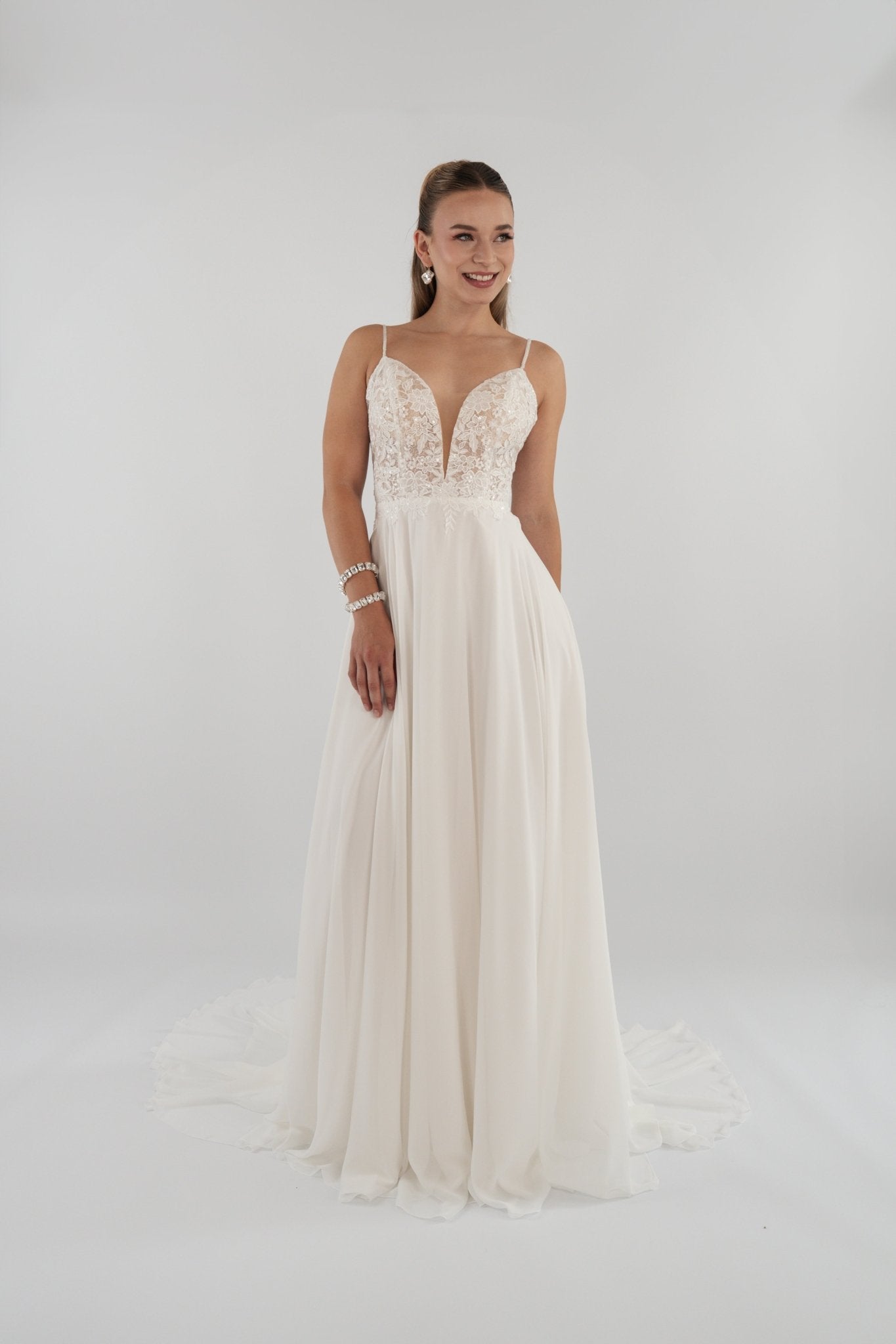 li - 1BE - 013 - bridalicious Brautkleider Hochzeitskleider Brautmoden Bremen Wiesbaden