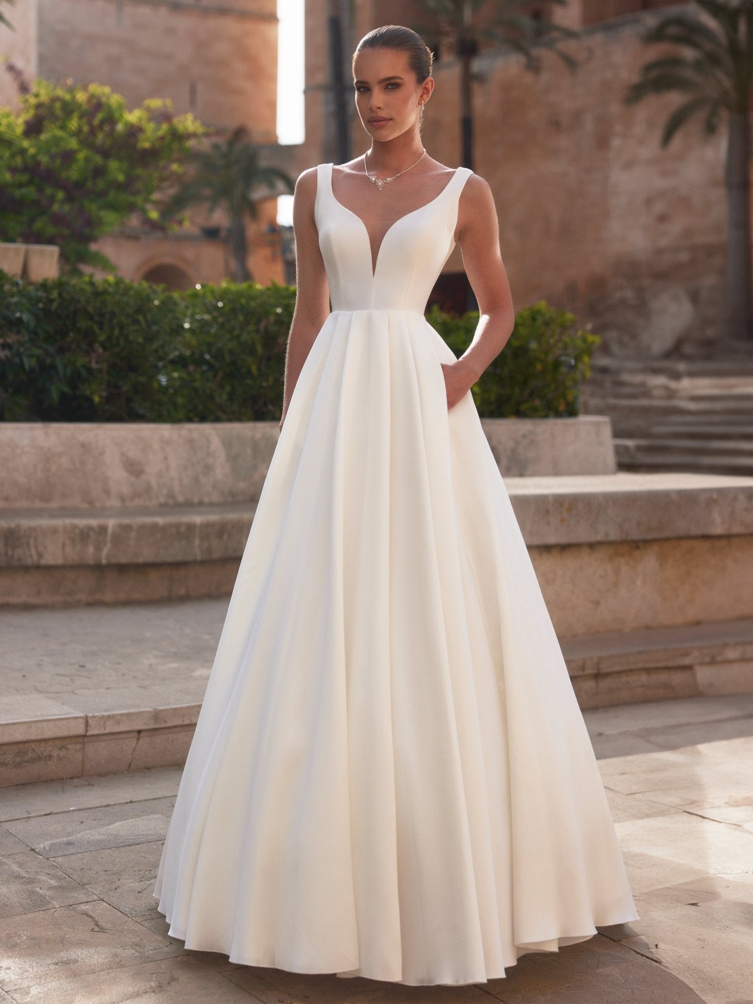 li - 1BE - 021 - bridalicious Brautkleider Hochzeitskleider Brautmoden Bremen Wiesbaden