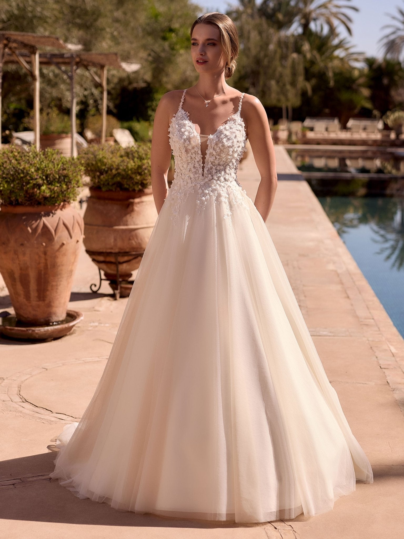 li - 1BE - 026 - bridalicious Brautkleider Hochzeitskleider Brautmoden Bremen Wiesbaden