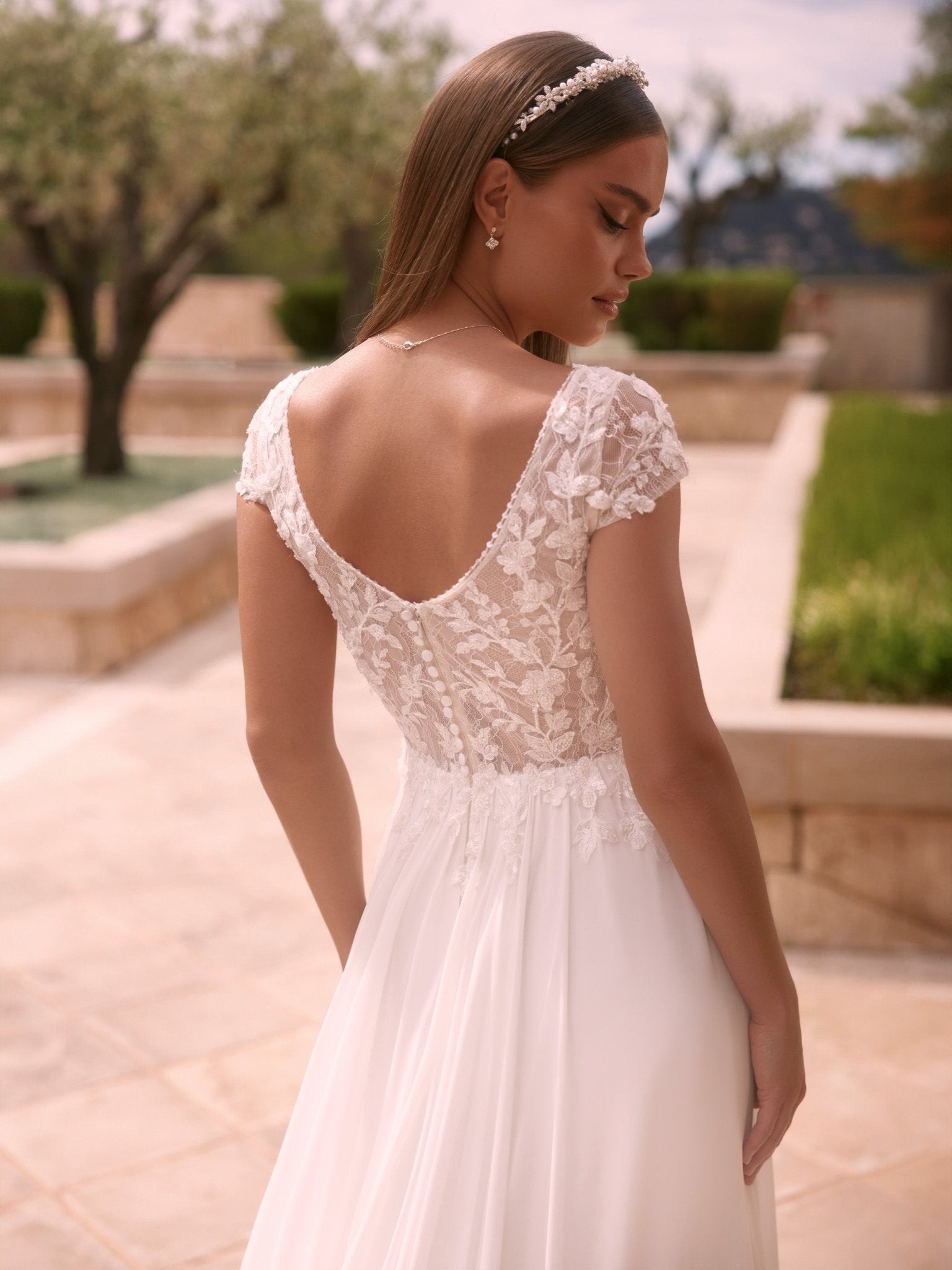 li - 1BE - 056 - bridalicious Brautkleider Hochzeitskleider Brautmoden Bremen Wiesbaden