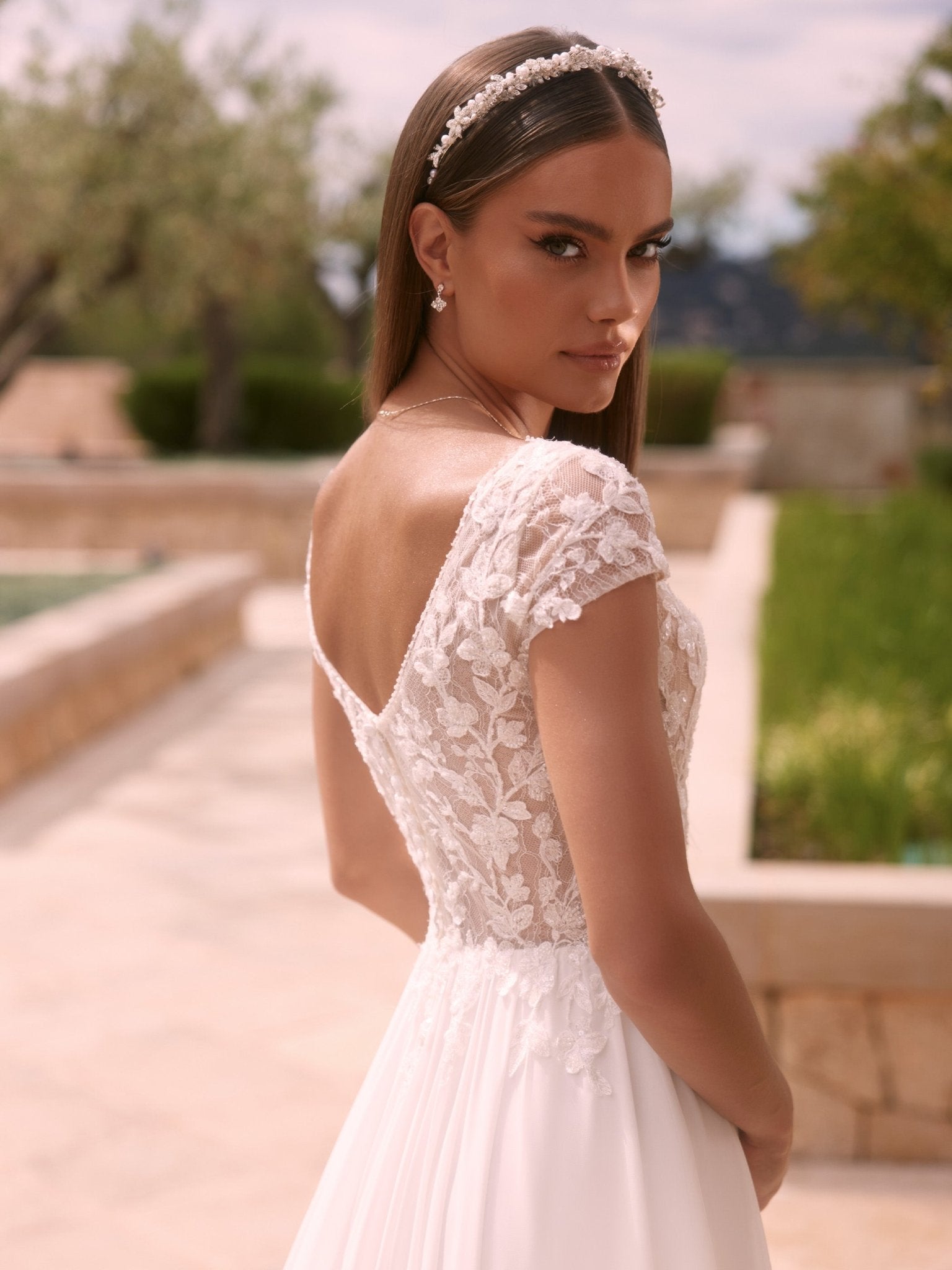 li - 1BE - 056 - bridalicious Brautkleider Hochzeitskleider Brautmoden Bremen Wiesbaden