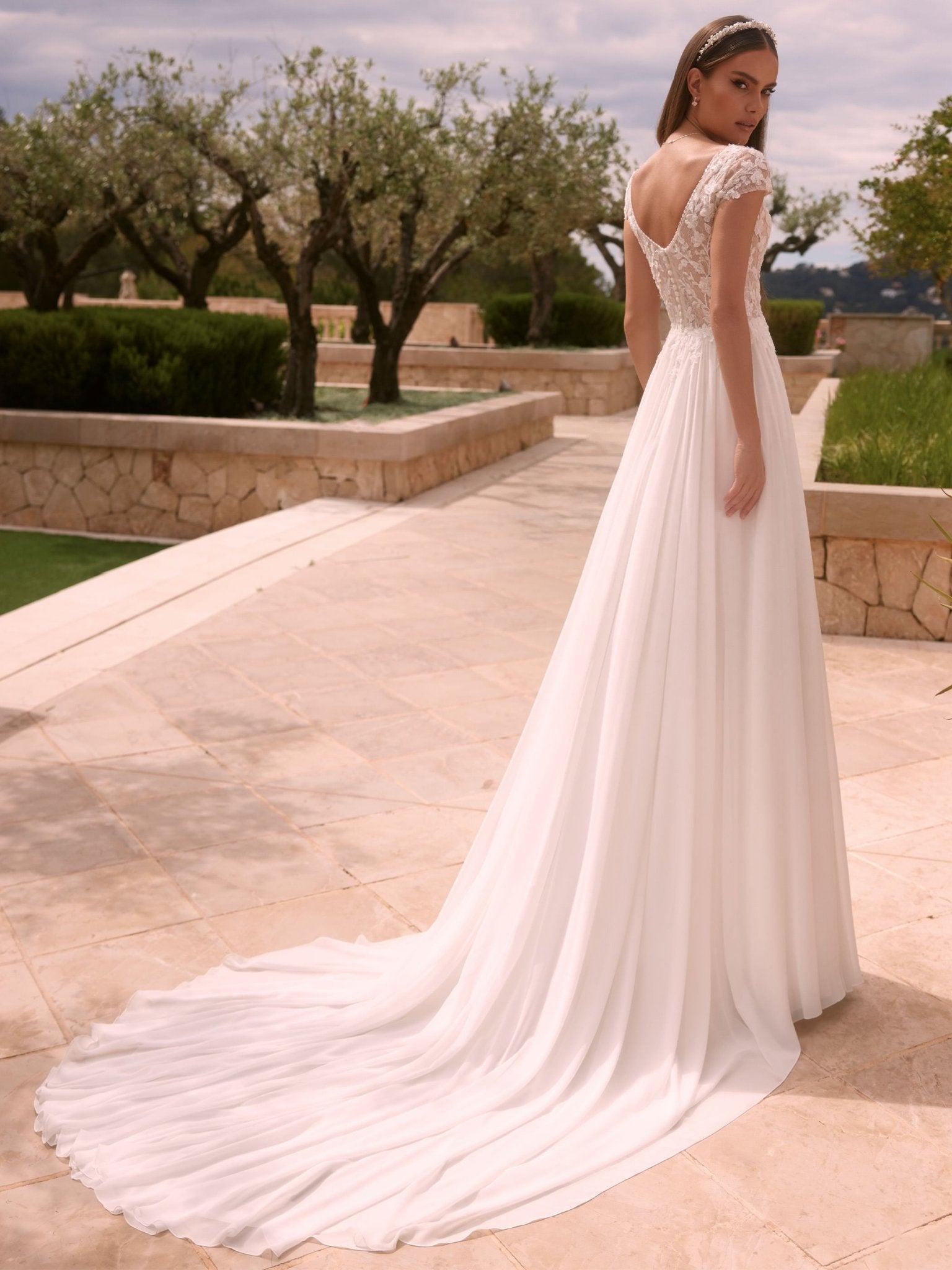 li - 1BE - 056 - bridalicious Brautkleider Hochzeitskleider Brautmoden Bremen Wiesbaden