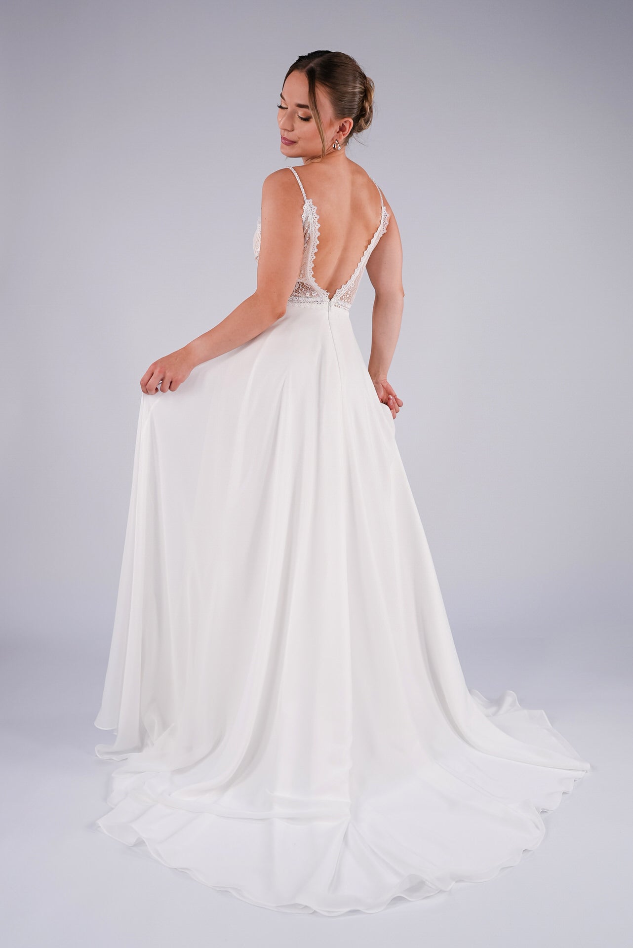 li - 2RE - 002 - bridalicious Brautkleider Hochzeitskleider Brautmoden Bremen Wiesbaden