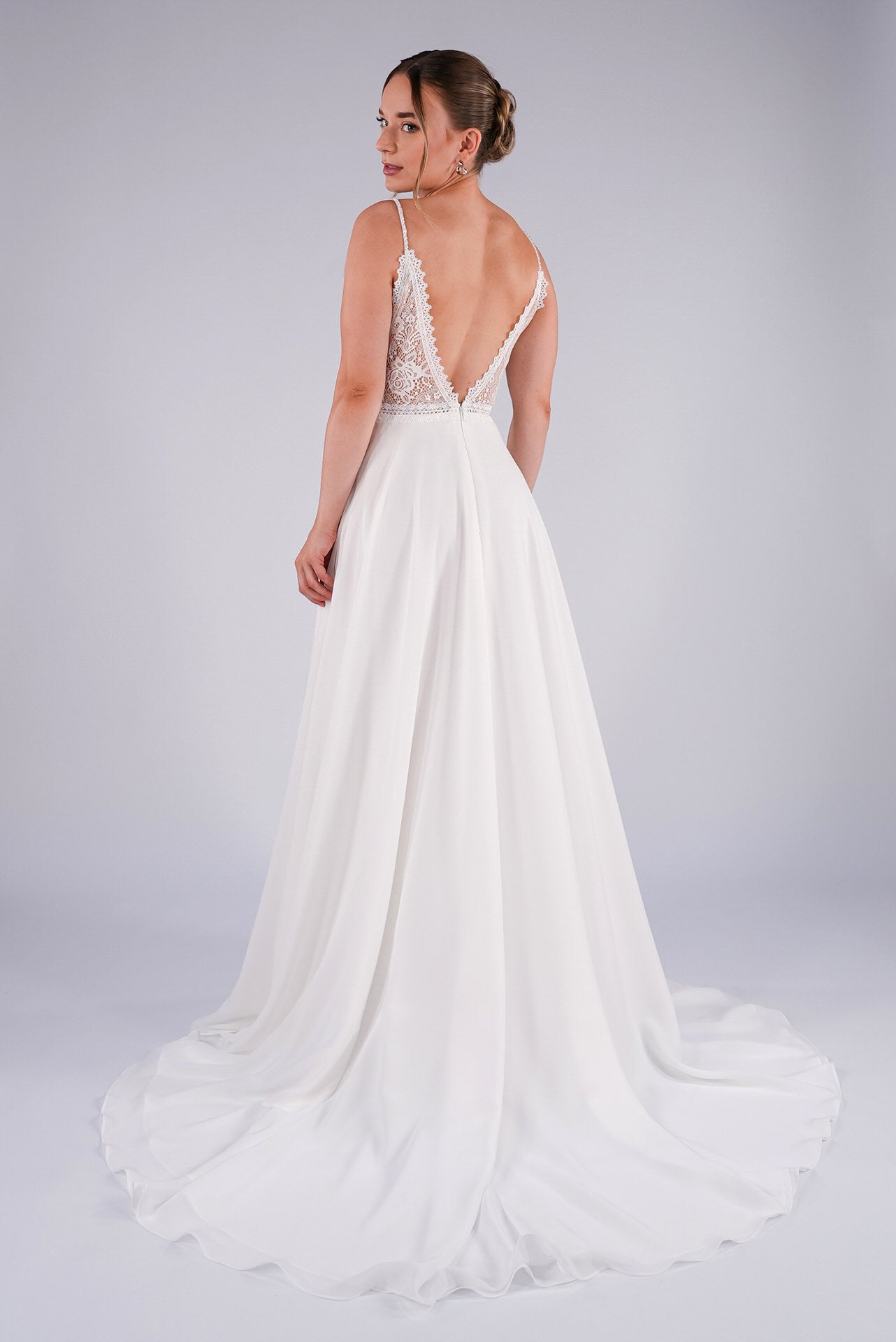 li - 2RE - 002 - bridalicious Brautkleider Hochzeitskleider Brautmoden Bremen Wiesbaden