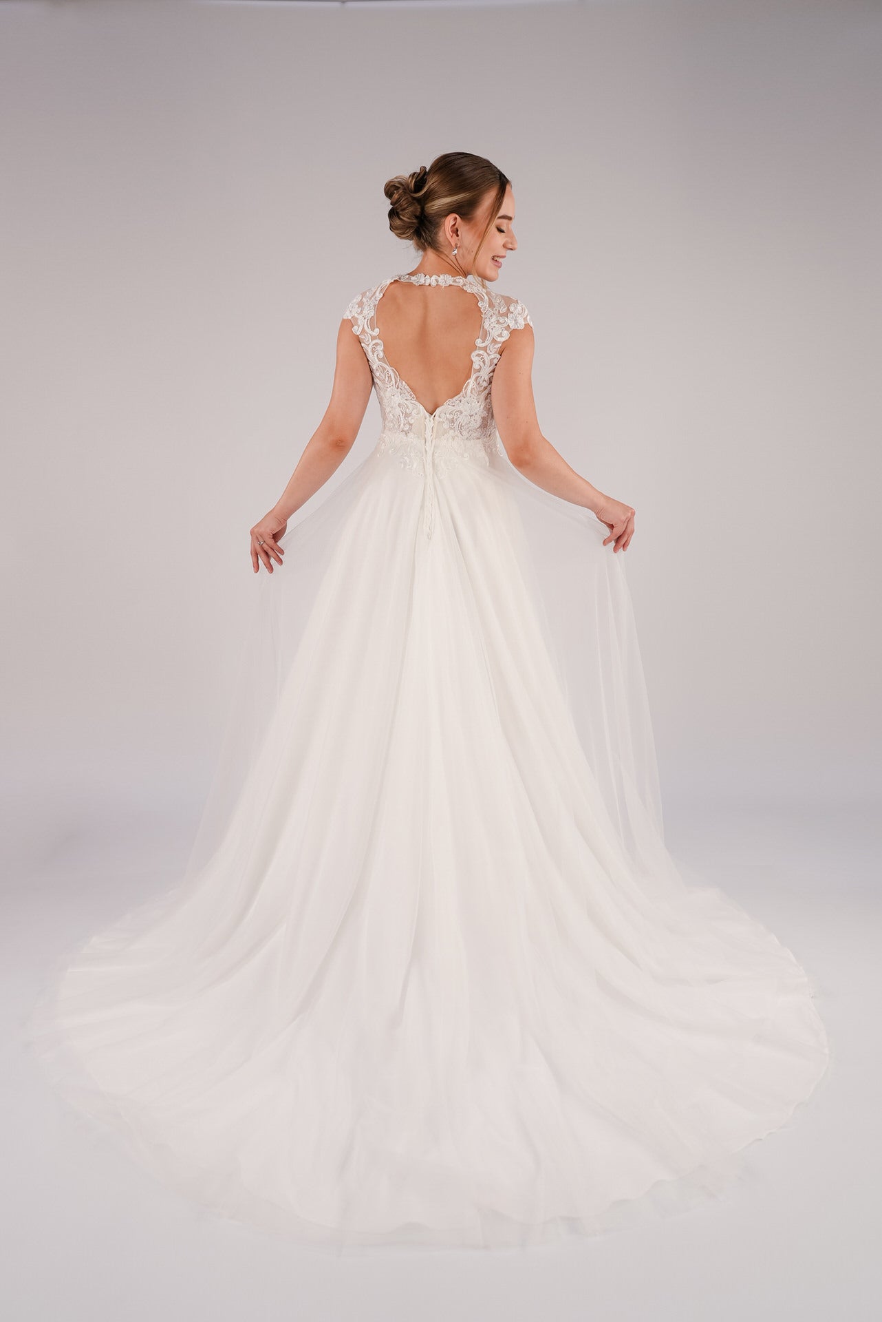 li - 2RE - 007(LU) - bridalicious Brautkleider Hochzeitskleider Brautmoden Bremen Wiesbaden