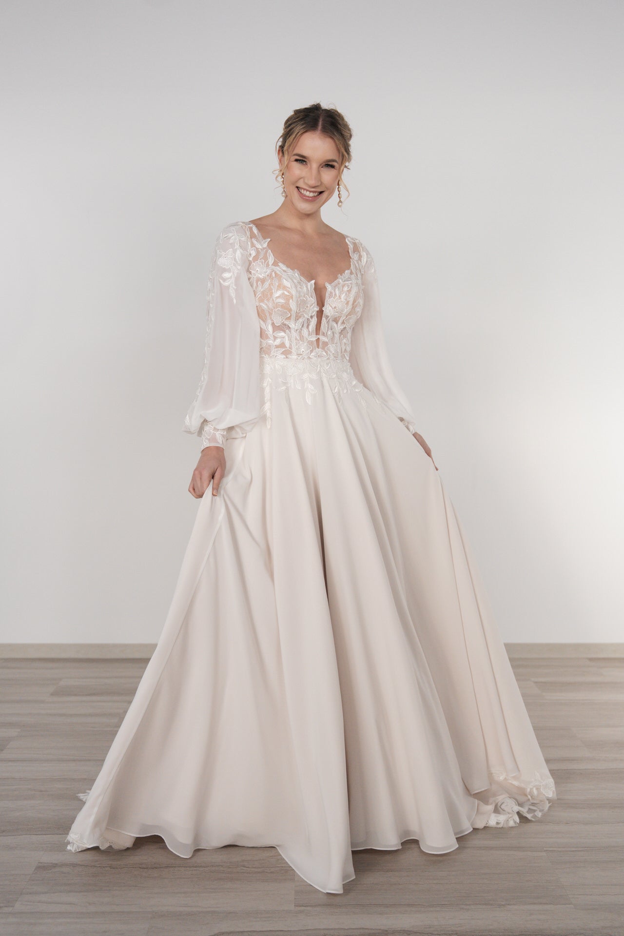 li - 2RE - 015 - bridalicious Brautkleider Hochzeitskleider Brautmoden Bremen Wiesbaden
