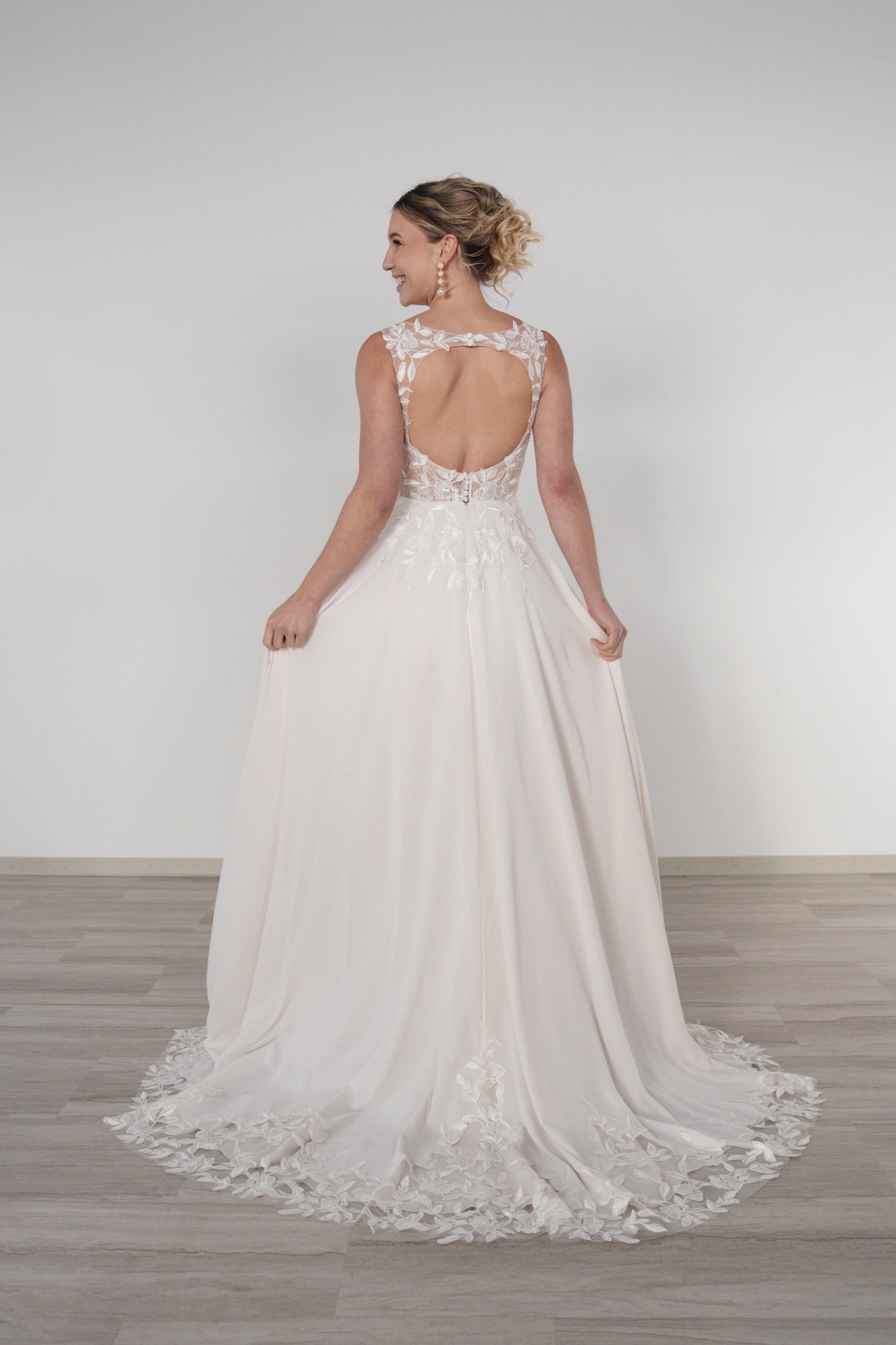 li - 2RE - 015 - bridalicious Brautkleider Hochzeitskleider Brautmoden Bremen Wiesbaden