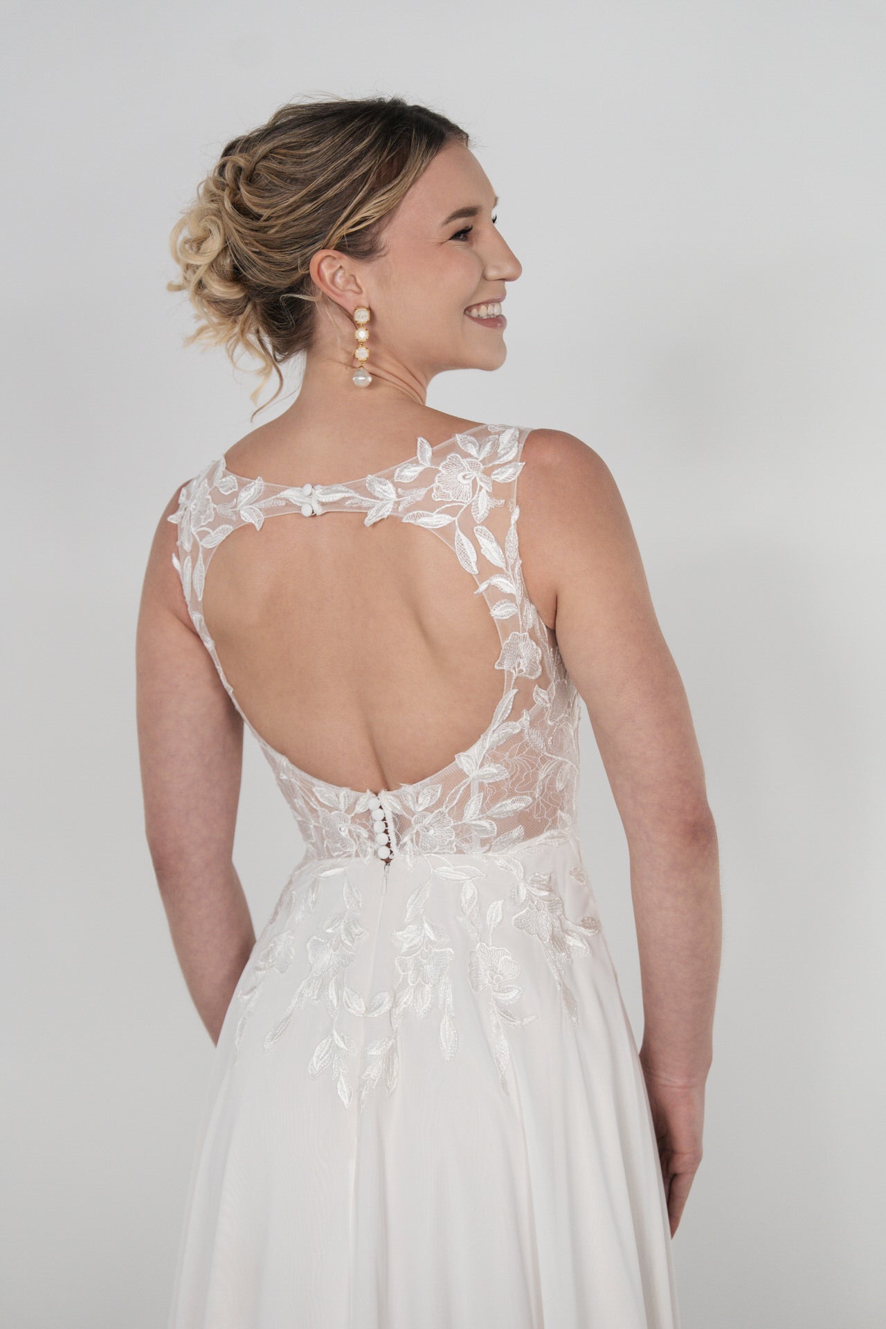 li - 2RE - 015 - bridalicious Brautkleider Hochzeitskleider Brautmoden Bremen Wiesbaden