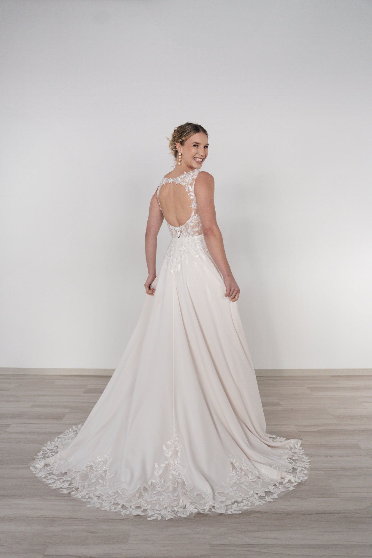 li - 2RE - 015 - bridalicious Brautkleider Hochzeitskleider Brautmoden Bremen Wiesbaden