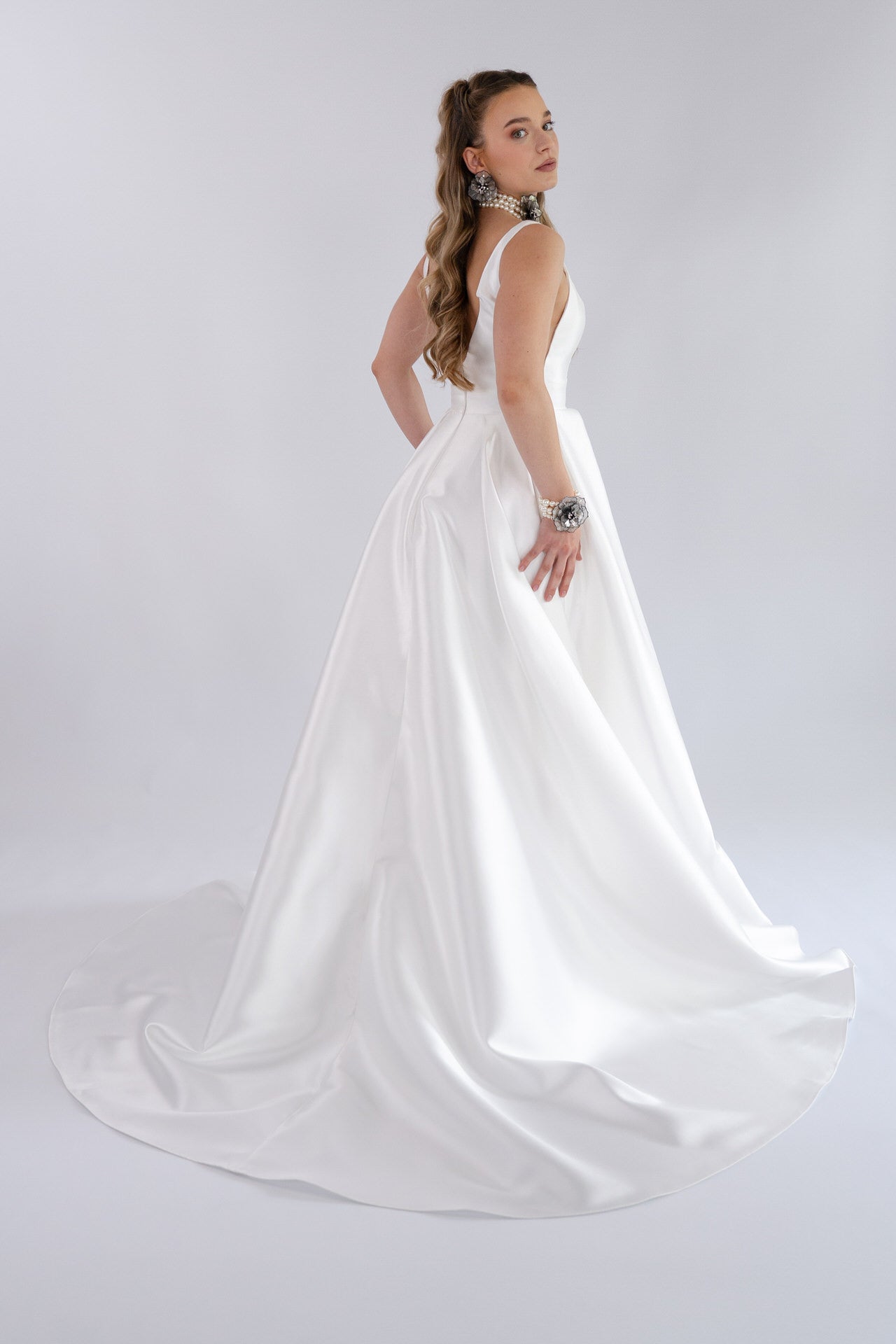 li - 3M - 006(Split) - bridalicious Brautkleider Hochzeitskleider Brautmoden Bremen Wiesbaden