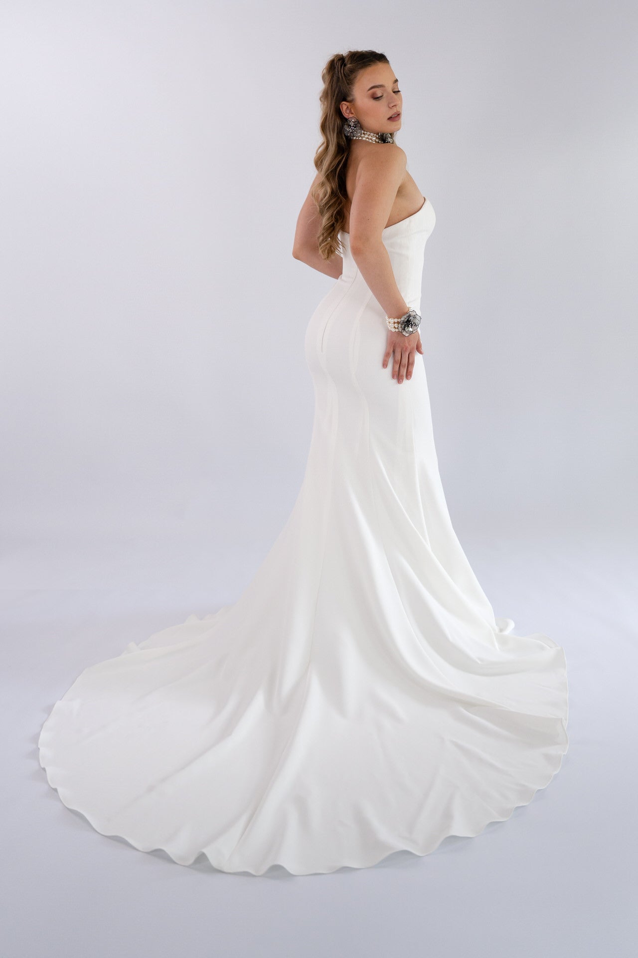 li - 4E - 001 - bridalicious Brautkleider Hochzeitskleider Brautmoden Bremen Wiesbaden