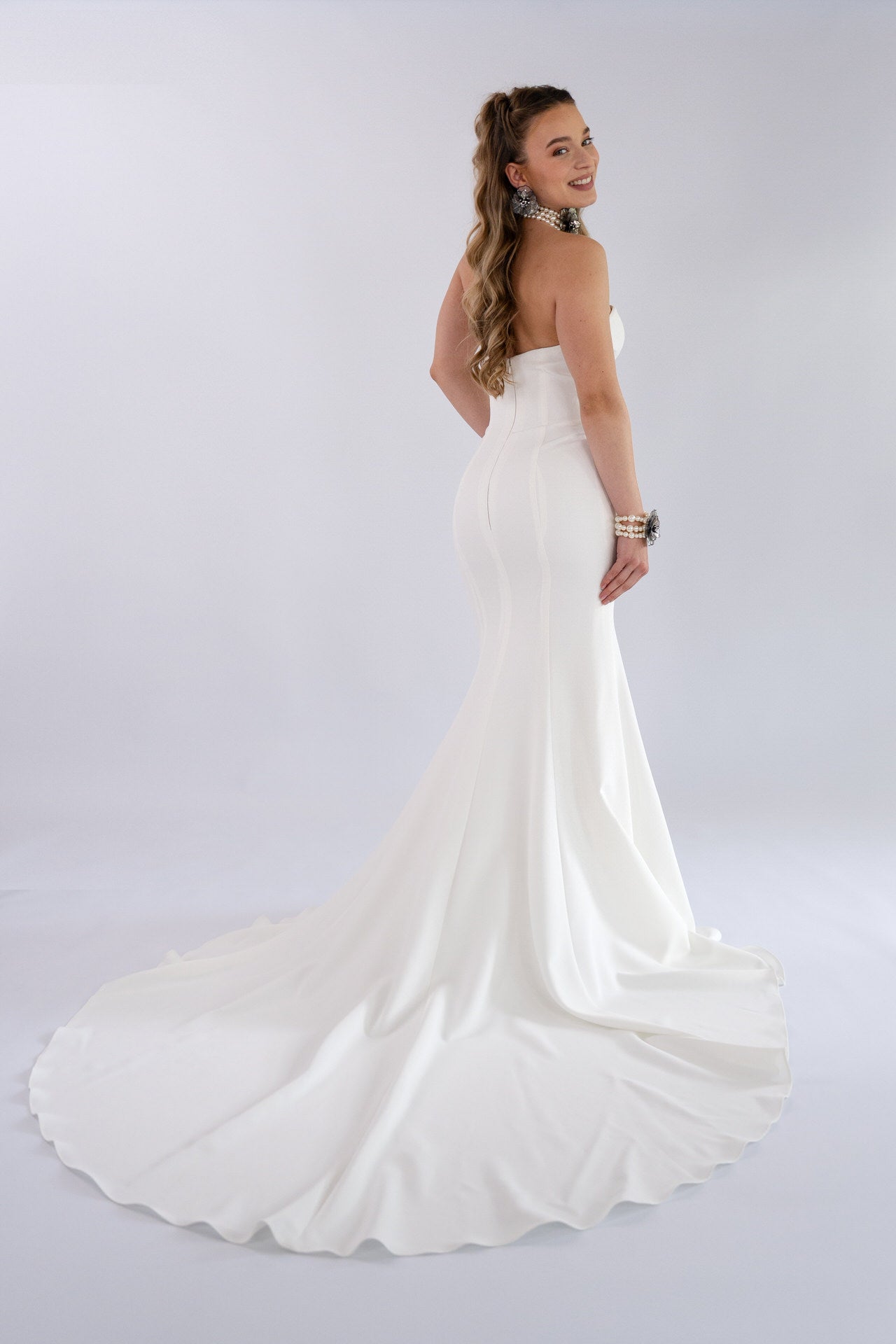 li - 4E - 001 - bridalicious Brautkleider Hochzeitskleider Brautmoden Bremen Wiesbaden