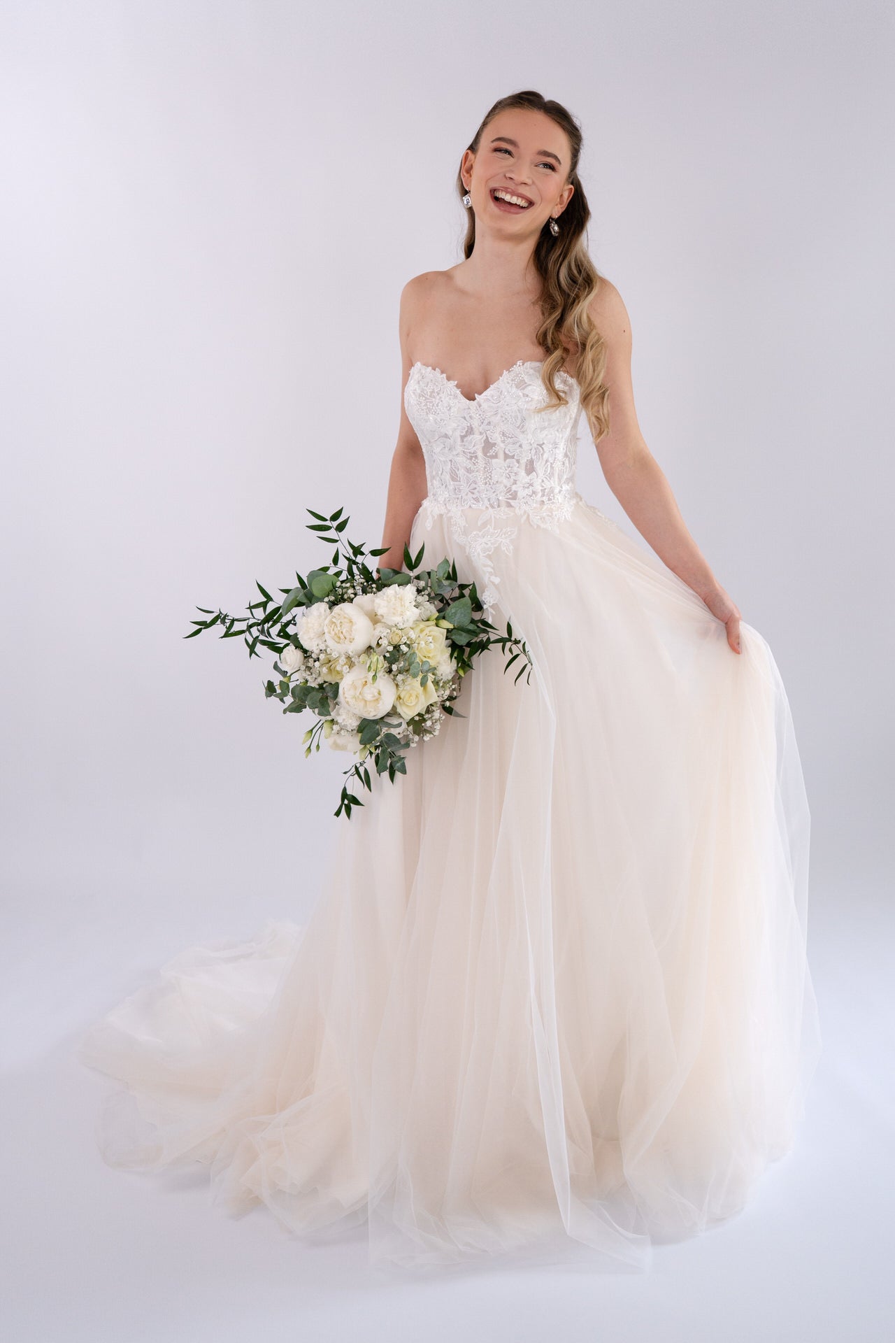 li - 4E - 005 - bridalicious Brautkleider Hochzeitskleider Brautmoden Bremen Wiesbaden