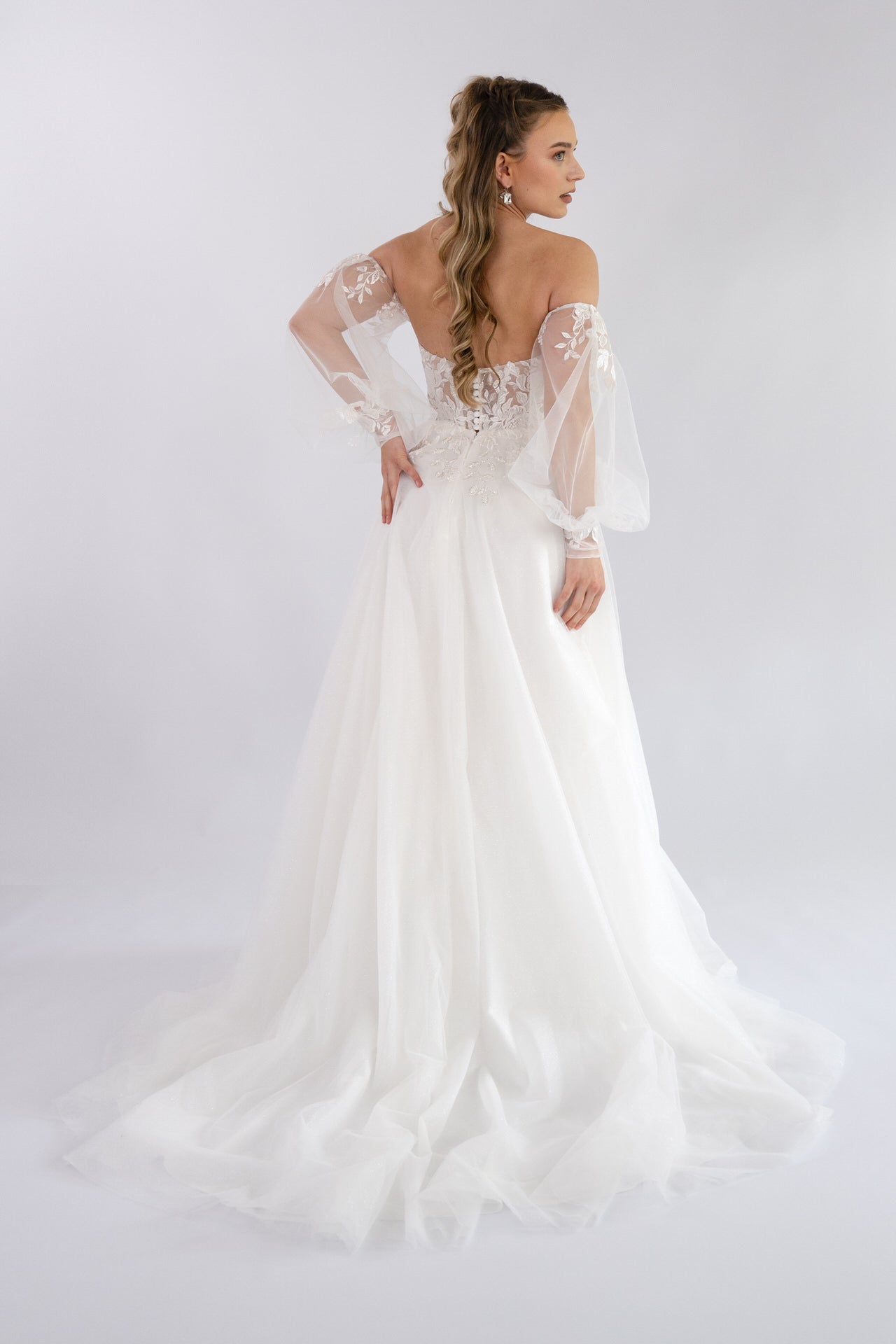 li - 4E - 006 - bridalicious Brautkleider Hochzeitskleider Brautmoden Bremen Wiesbaden