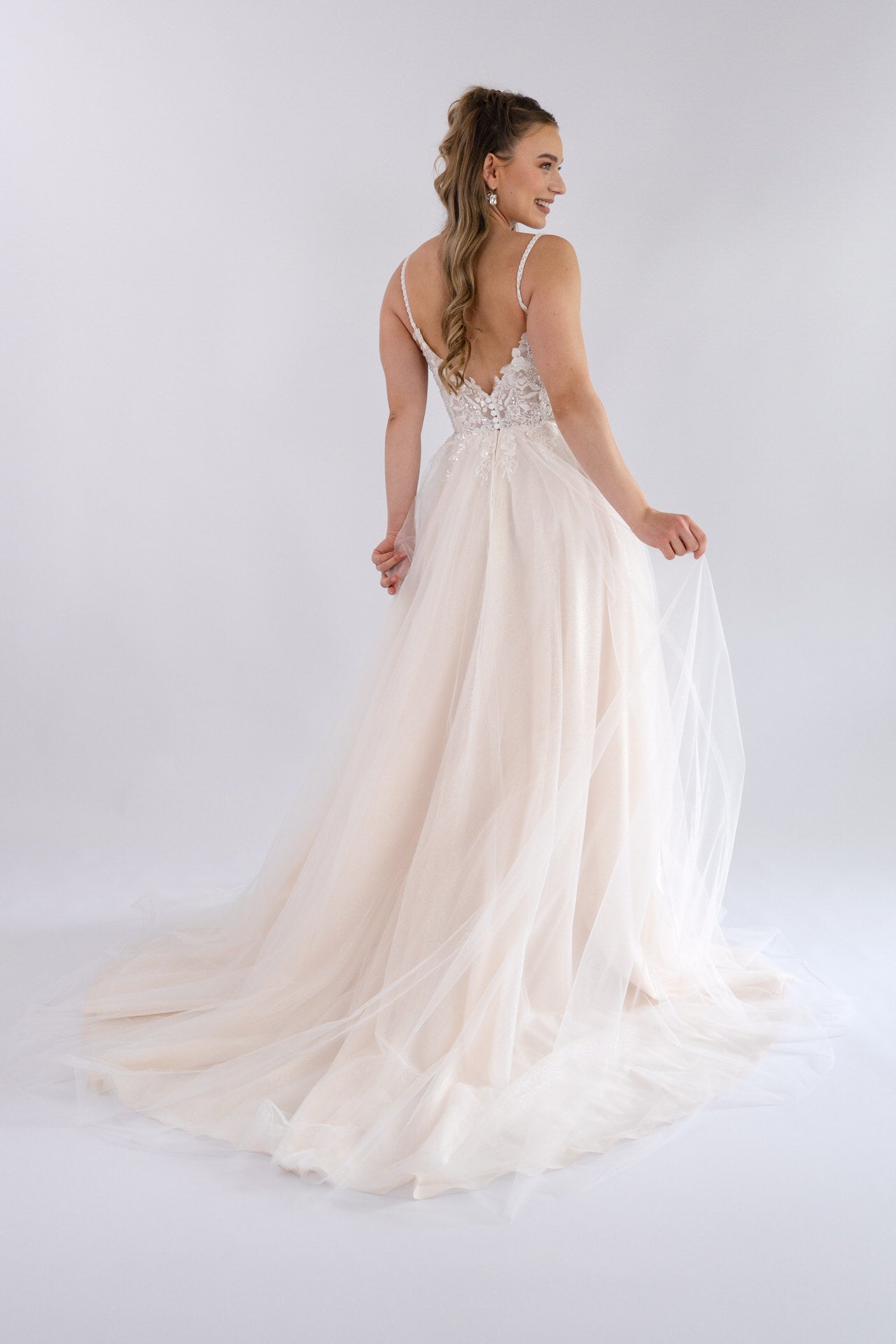 li - 4E - 007 - bridalicious Brautkleider Hochzeitskleider Brautmoden Bremen Wiesbaden