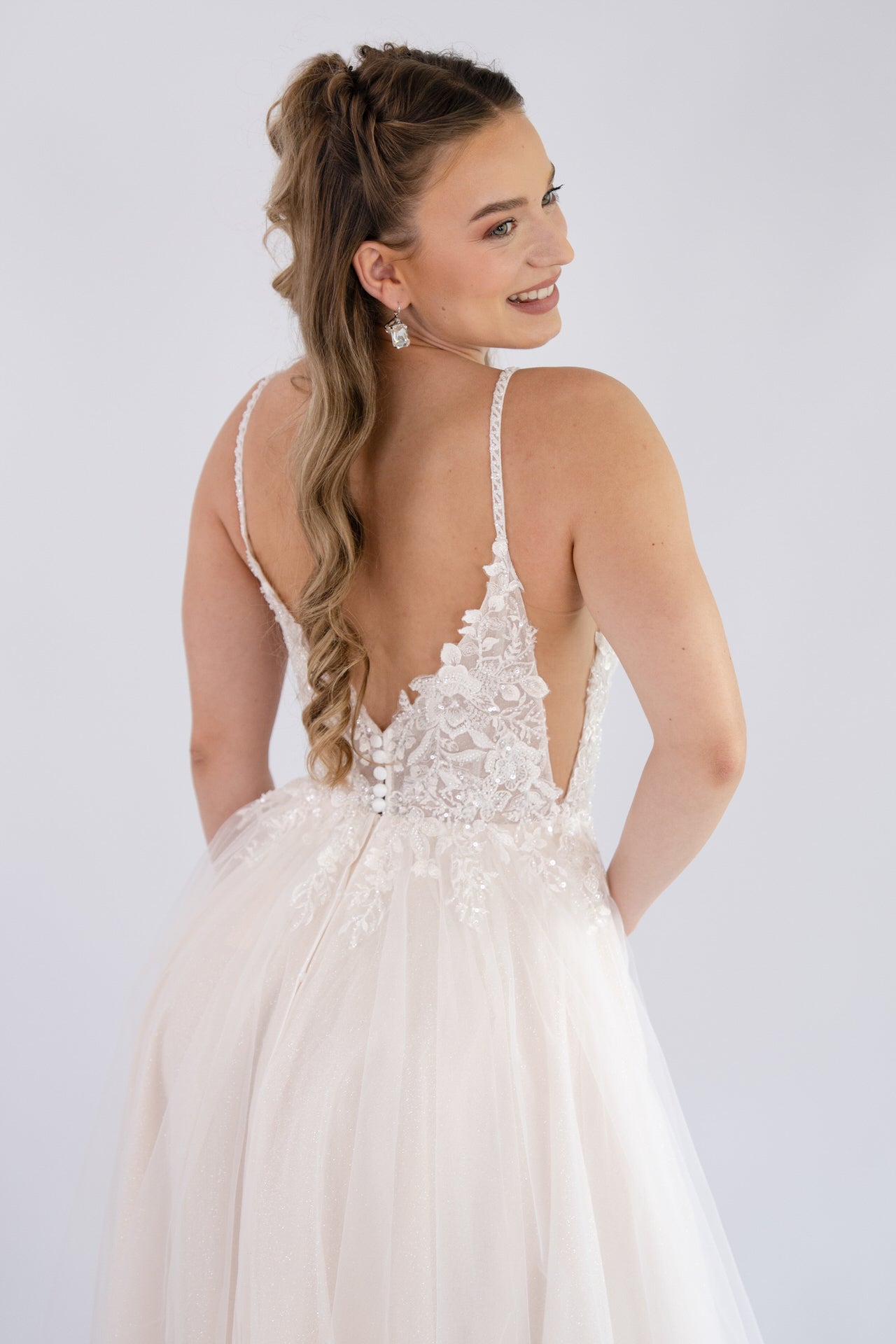 li - 4E - 007 - bridalicious Brautkleider Hochzeitskleider Brautmoden Bremen Wiesbaden