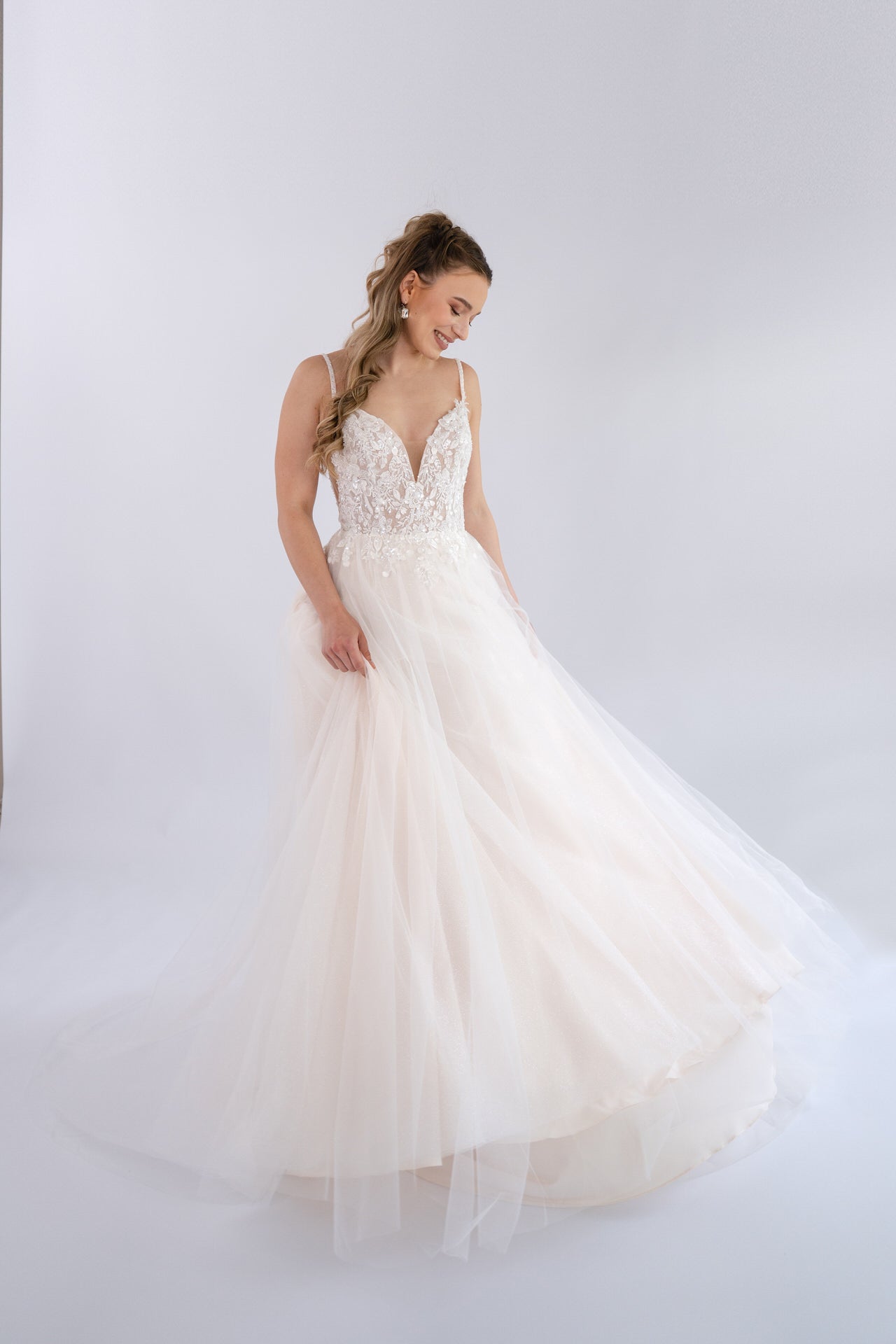 li - 4E - 007 - bridalicious Brautkleider Hochzeitskleider Brautmoden Bremen Wiesbaden
