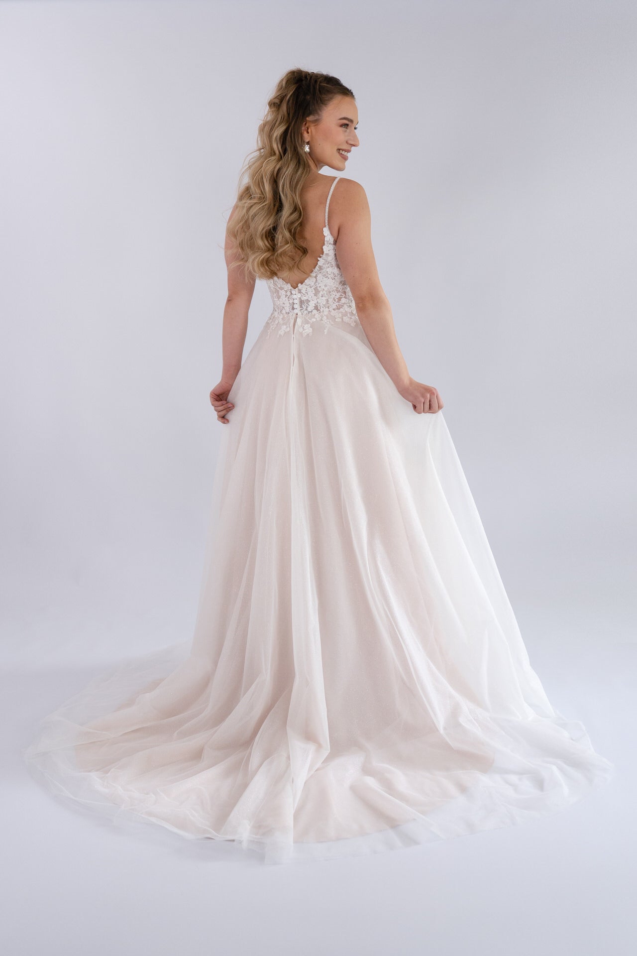 li - 4E - 008 - bridalicious Brautkleider Hochzeitskleider Brautmoden Bremen Wiesbaden