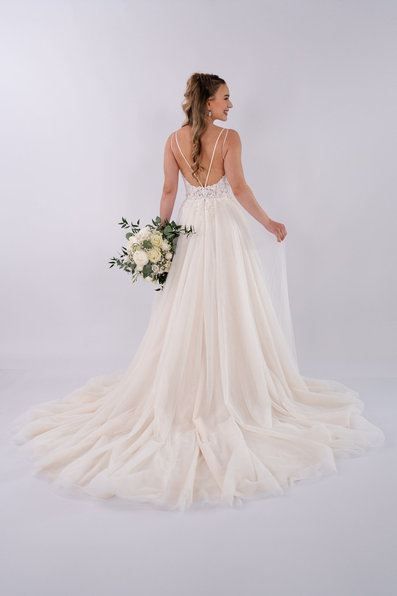 li - 4E - 009 - bridalicious Brautkleider Hochzeitskleider Brautmoden Bremen Wiesbaden